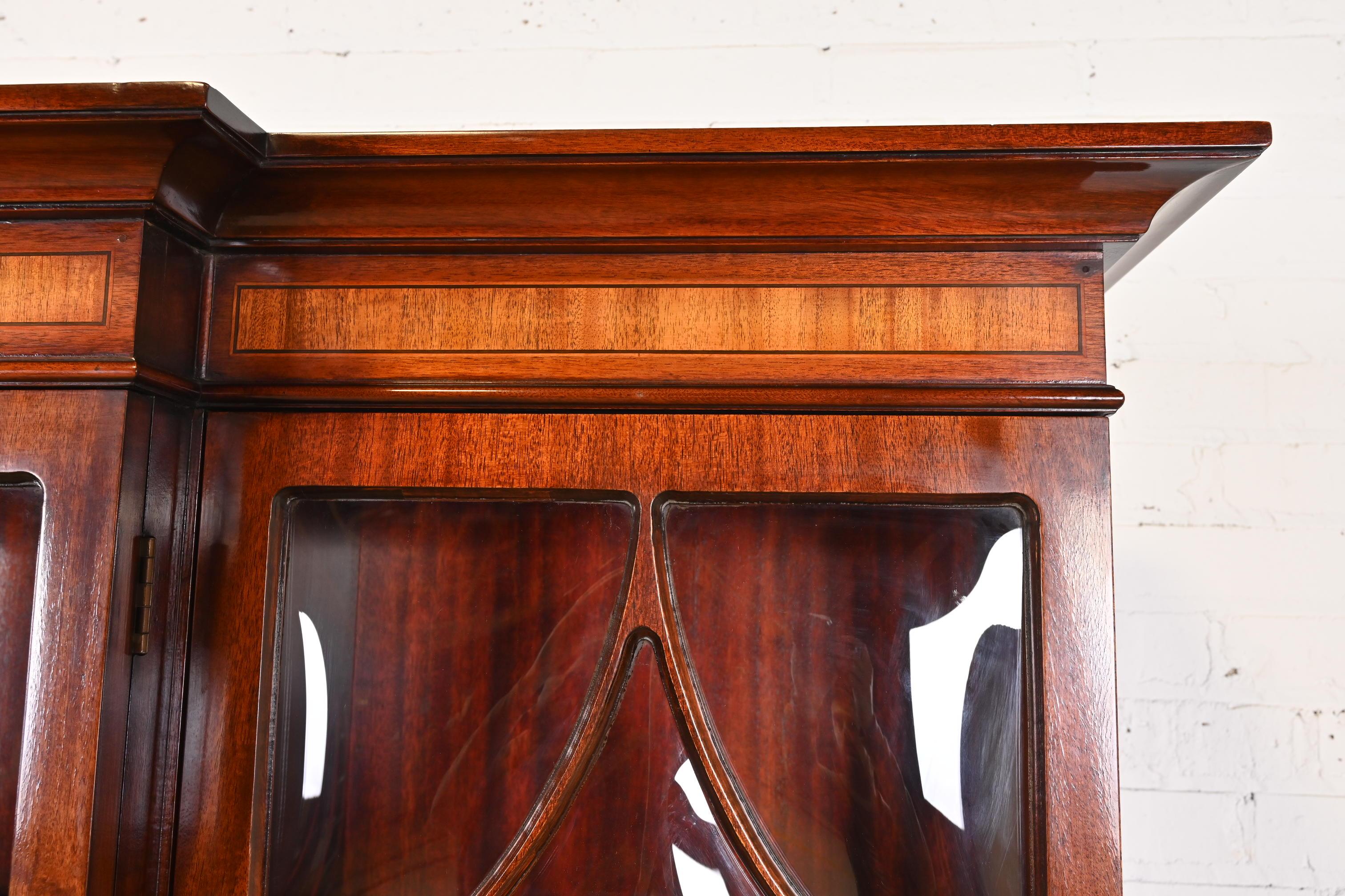 Baker Furniture Style Georgian Inlaid Mahogany Bubble Glass Breakfront Bookcase  In Good Condition In South Bend, IN