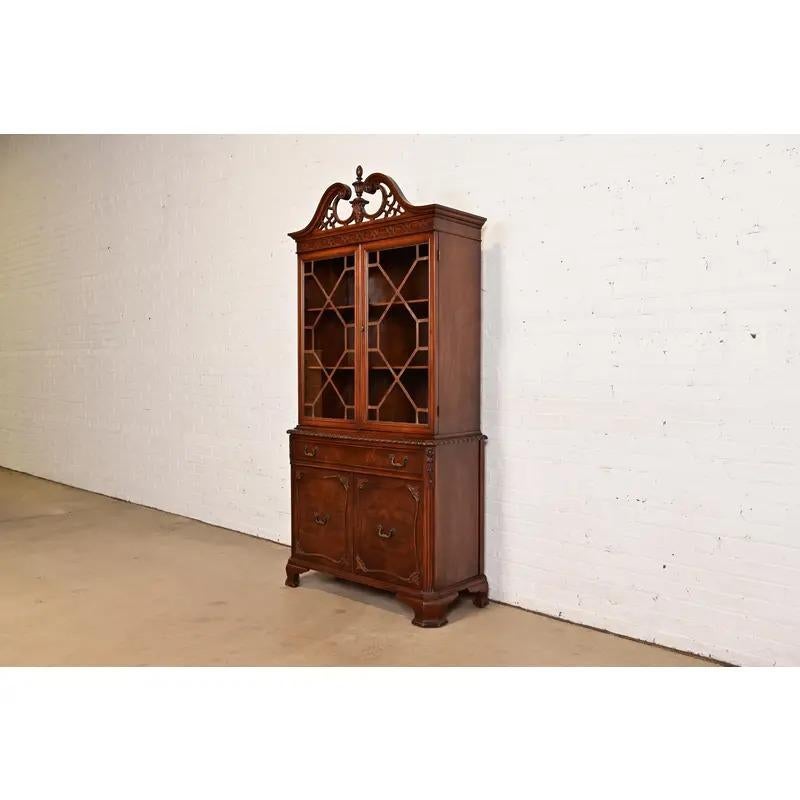 Americano Mobile Baker in stile georgiano in mogano, armadio libreria a scomparsa, CIRCA 1960 in vendita