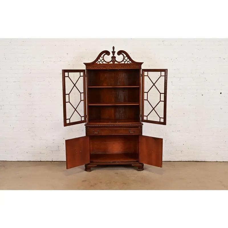 Metà XX secolo Mobile Baker in stile georgiano in mogano, armadio libreria a scomparsa, CIRCA 1960 in vendita