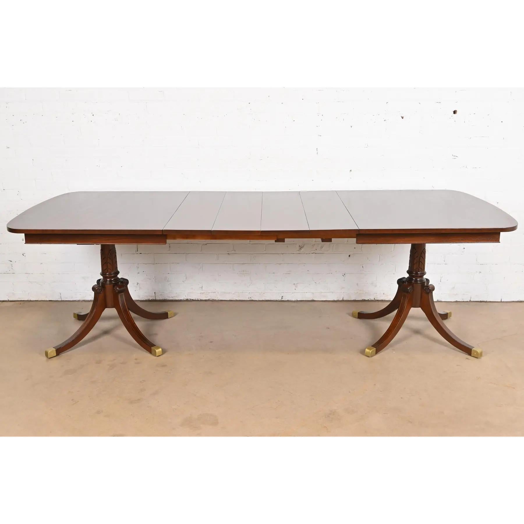 Table de salle à manger géorgienne en acajou de style Baker Furniture, nouvellement revernie en vente 3