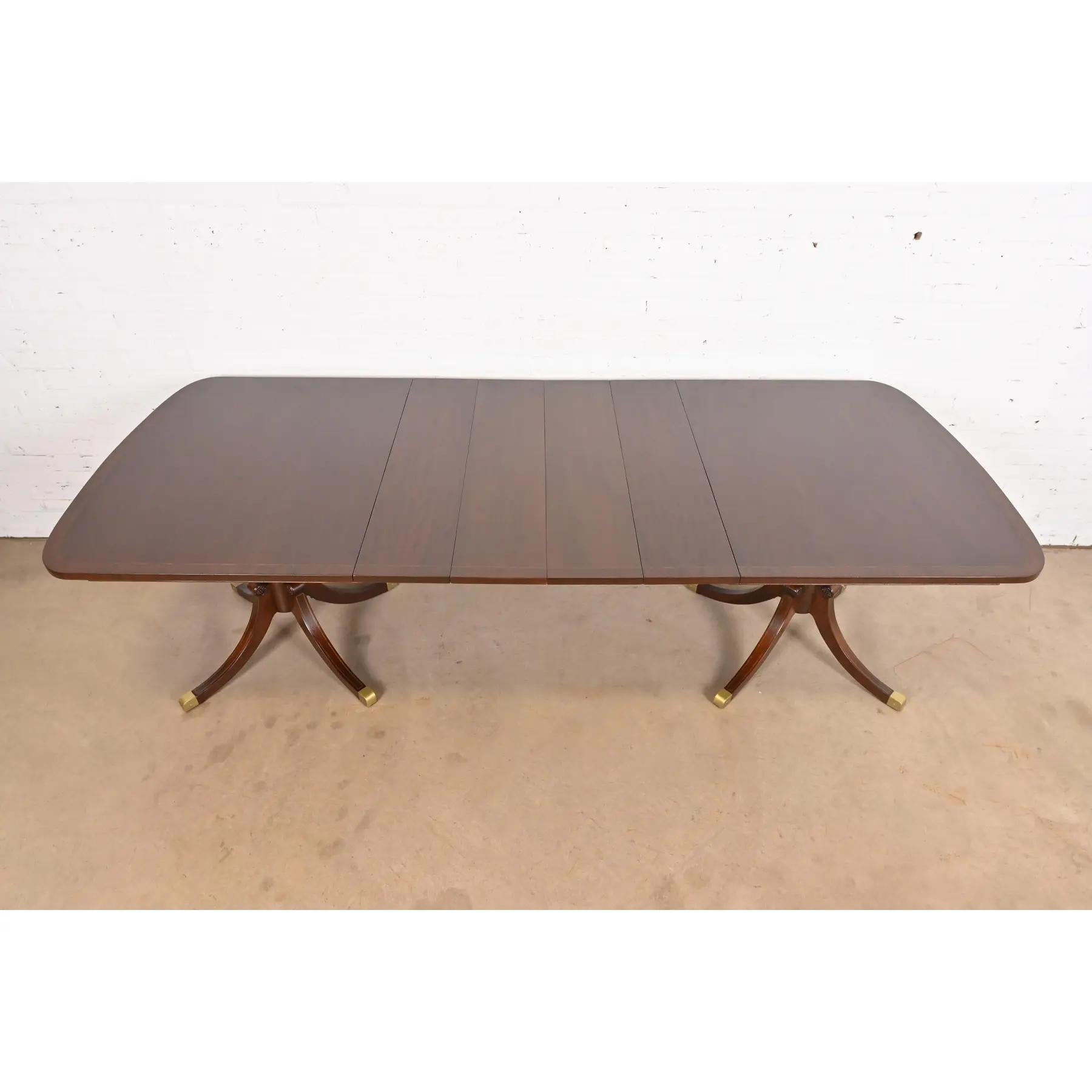 Table de salle à manger géorgienne en acajou de style Baker Furniture, nouvellement revernie en vente 4