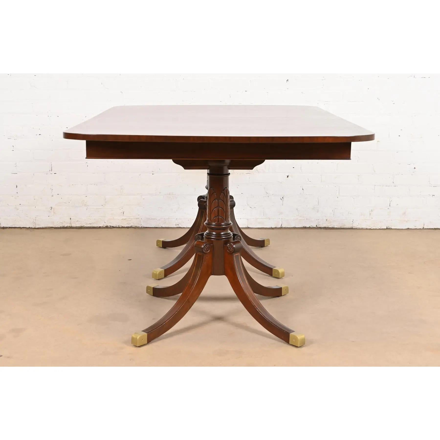 Table de salle à manger géorgienne en acajou de style Baker Furniture, nouvellement revernie en vente 5