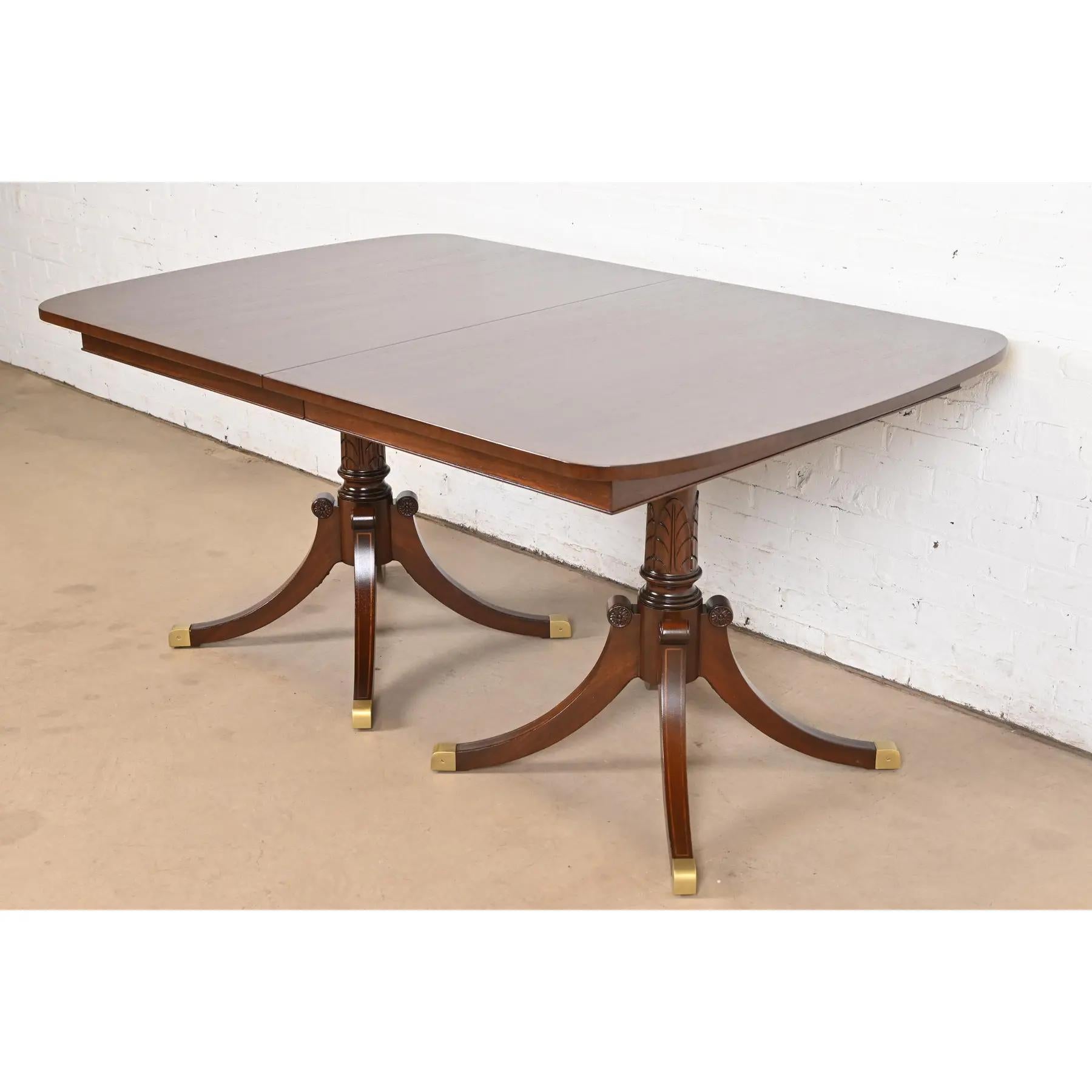 Georgien Table de salle à manger géorgienne en acajou de style Baker Furniture, nouvellement revernie en vente