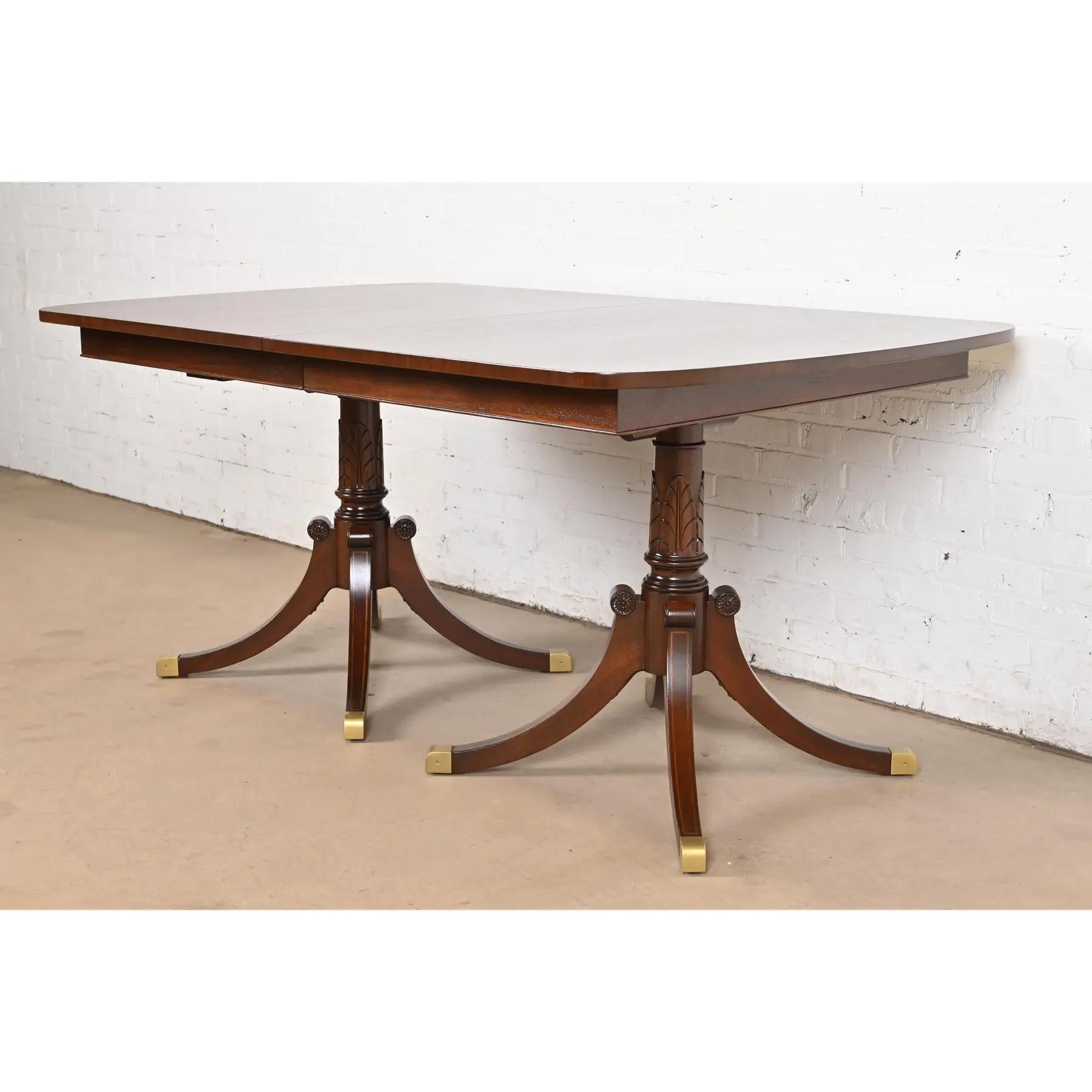 Américain Table de salle à manger géorgienne en acajou de style Baker Furniture, nouvellement revernie en vente