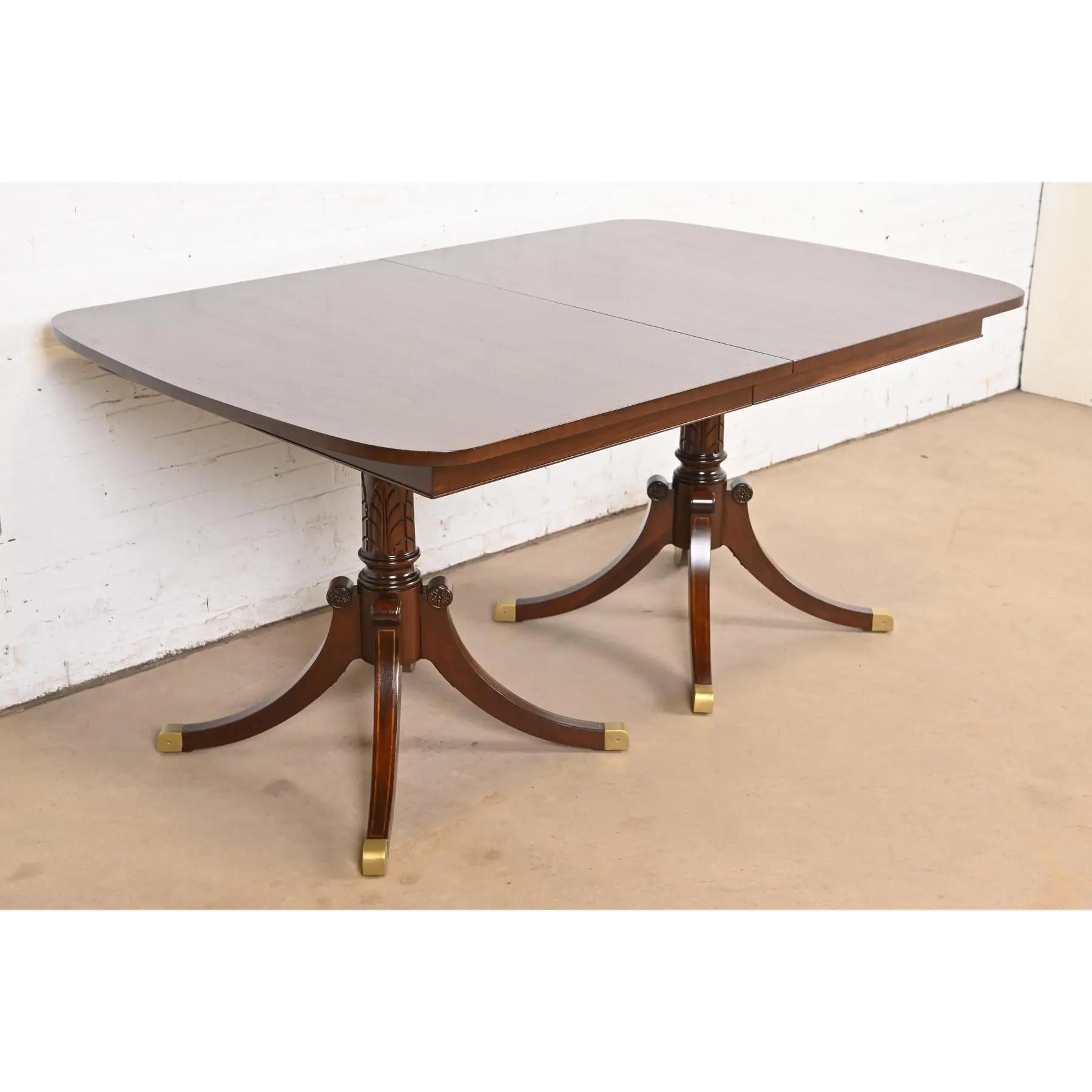 Table de salle à manger géorgienne en acajou de style Baker Furniture, nouvellement revernie Bon état - En vente à South Bend, IN