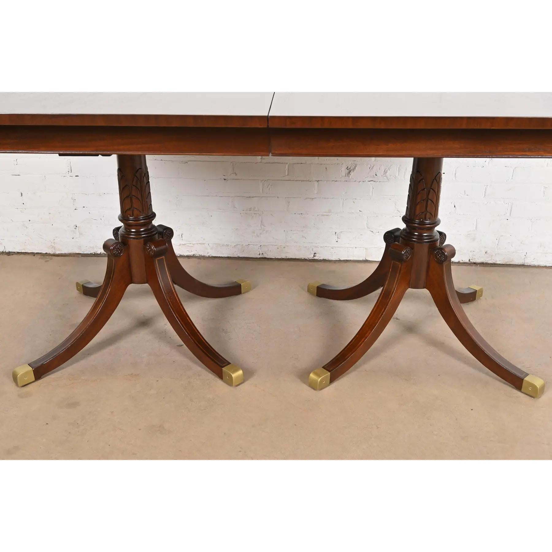 20ième siècle Table de salle à manger géorgienne en acajou de style Baker Furniture, nouvellement revernie en vente
