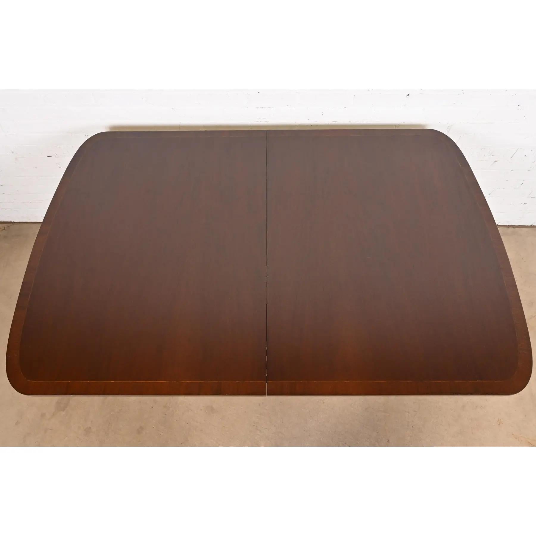 Laiton Table de salle à manger géorgienne en acajou de style Baker Furniture, nouvellement revernie en vente