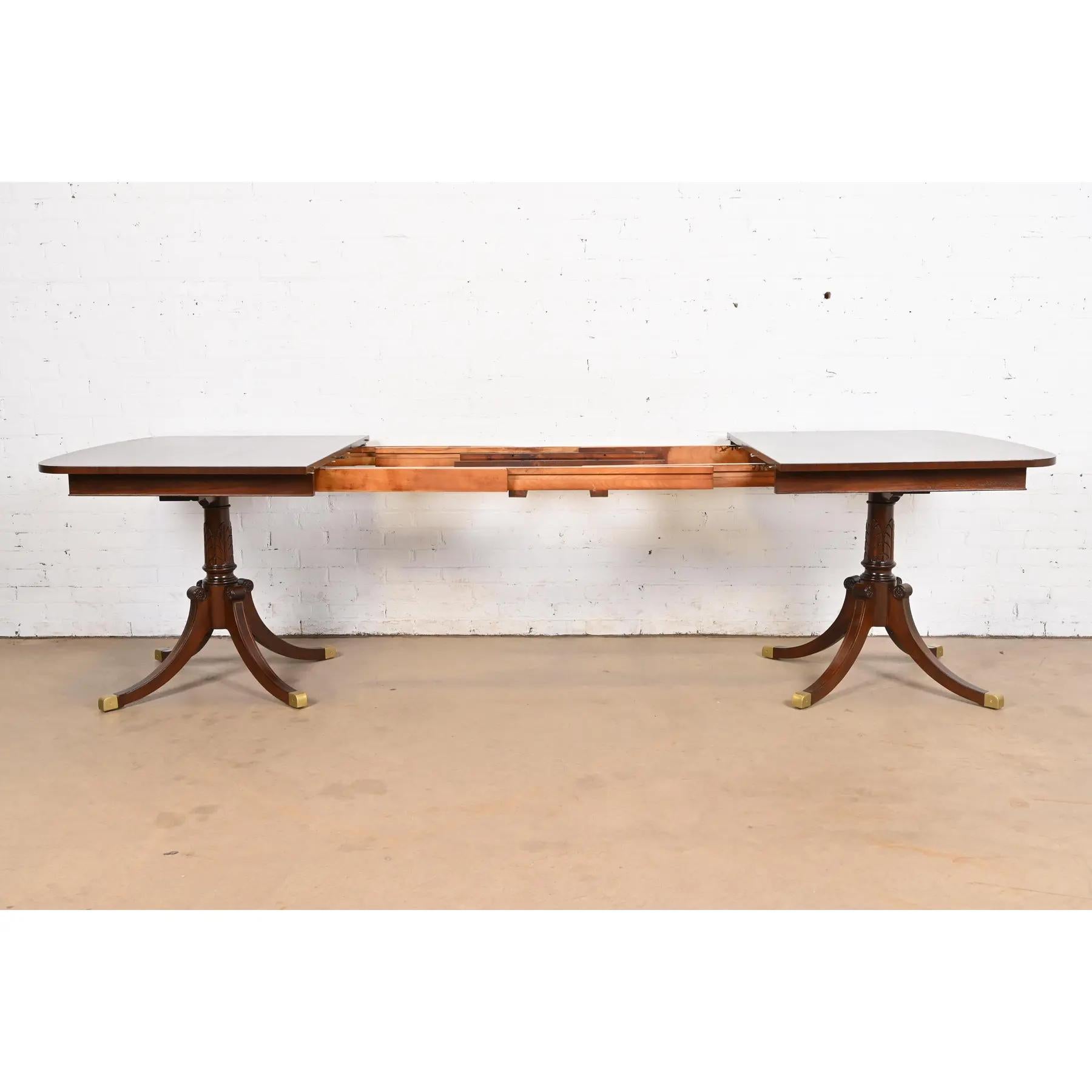 Table de salle à manger géorgienne en acajou de style Baker Furniture, nouvellement revernie en vente 1