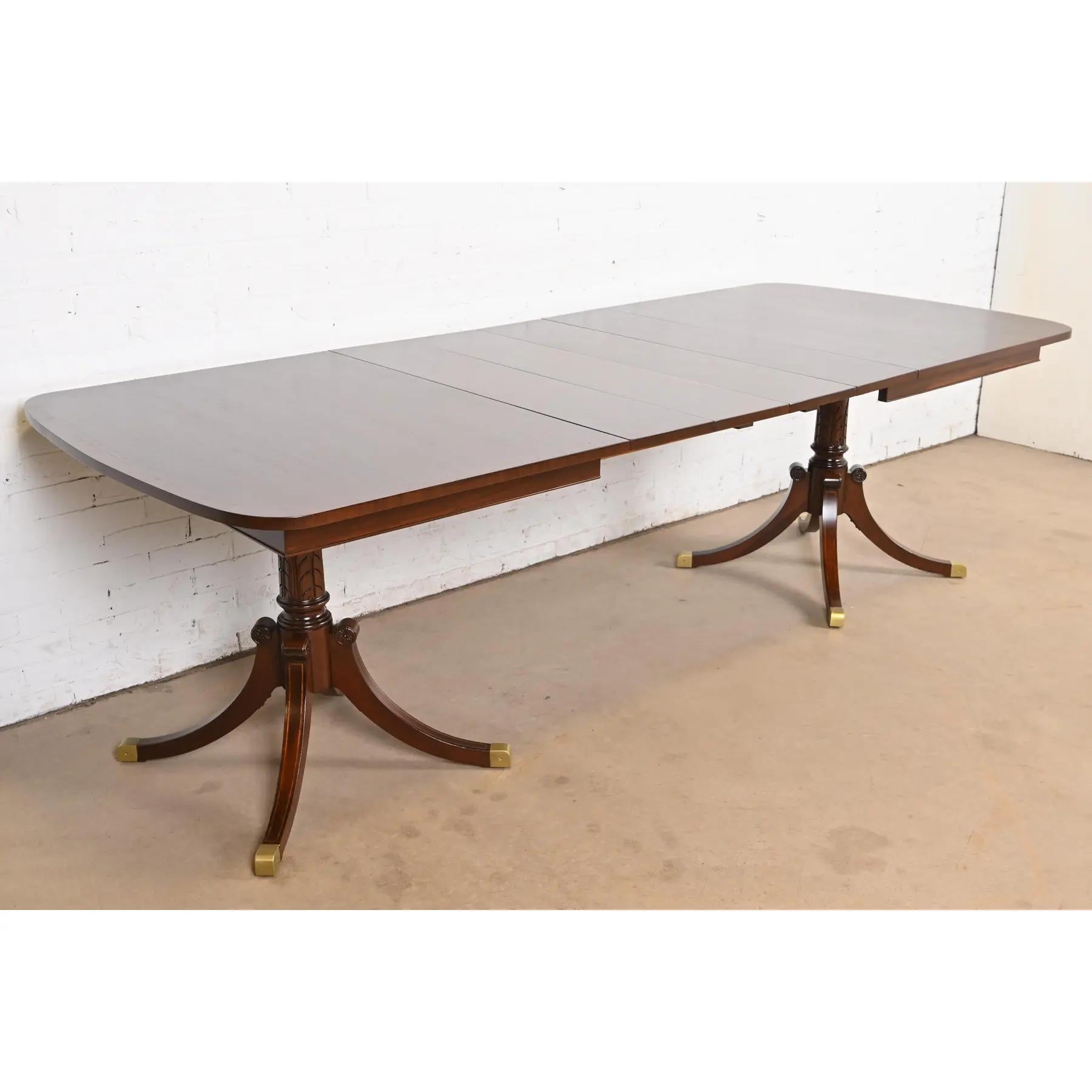 Table de salle à manger géorgienne en acajou de style Baker Furniture, nouvellement revernie en vente 2