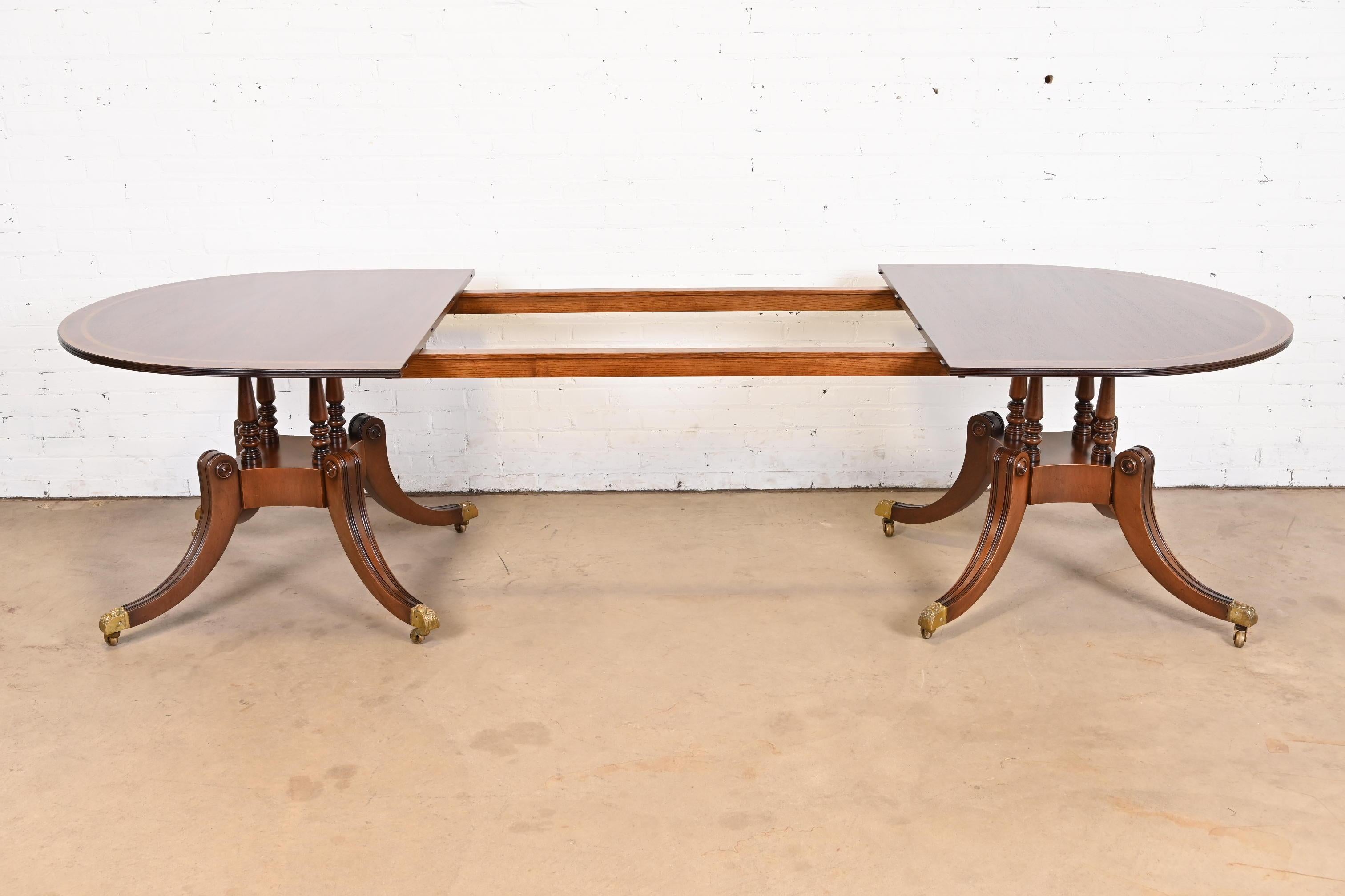 Table de salle à manger géorgienne à double piédestal en acajou de style Baker Furniture, revernie en vente 3