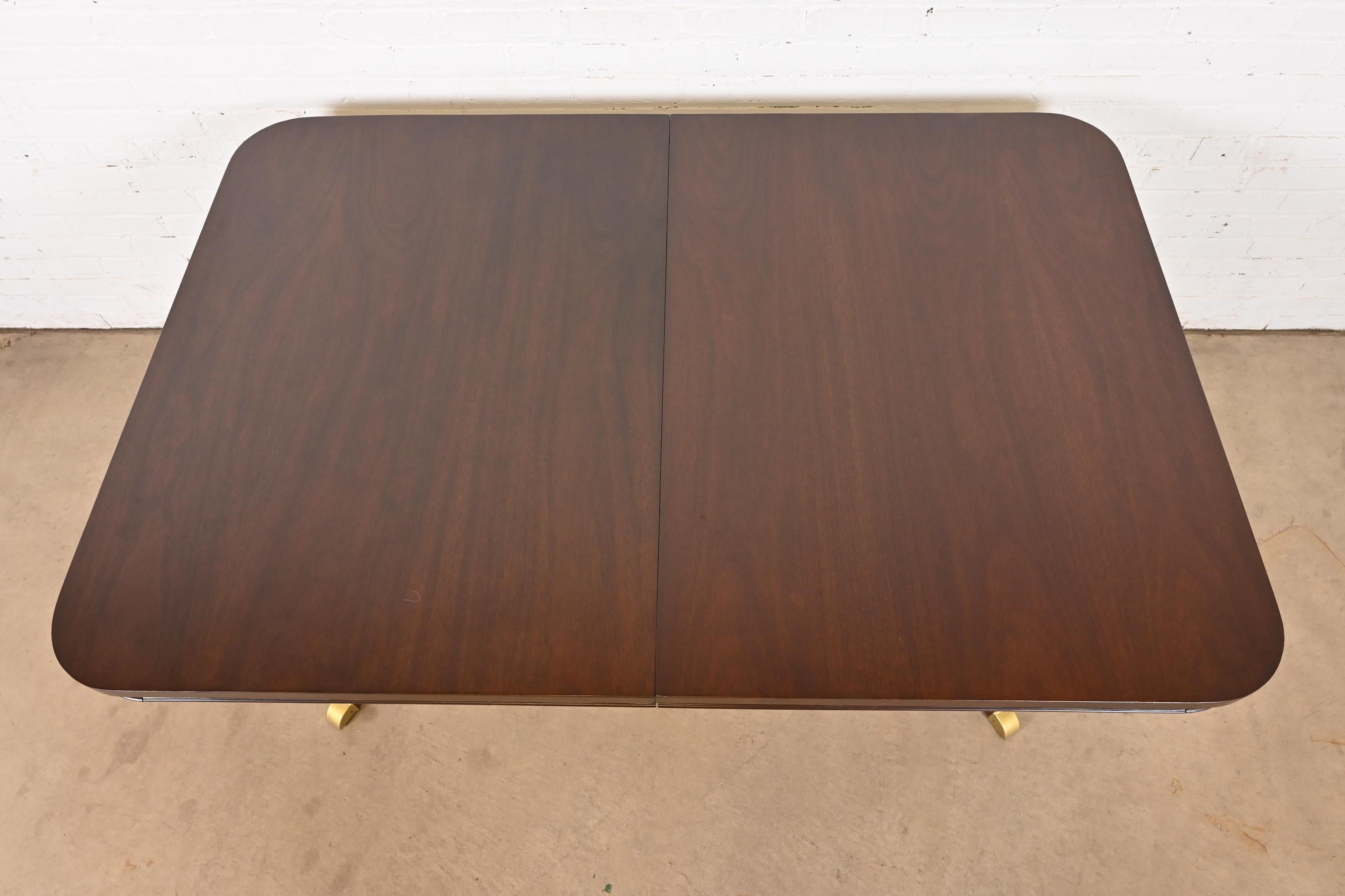 Table de salle à manger géorgienne à double piédestal en acajou de style Baker Furniture, revernie en vente 3