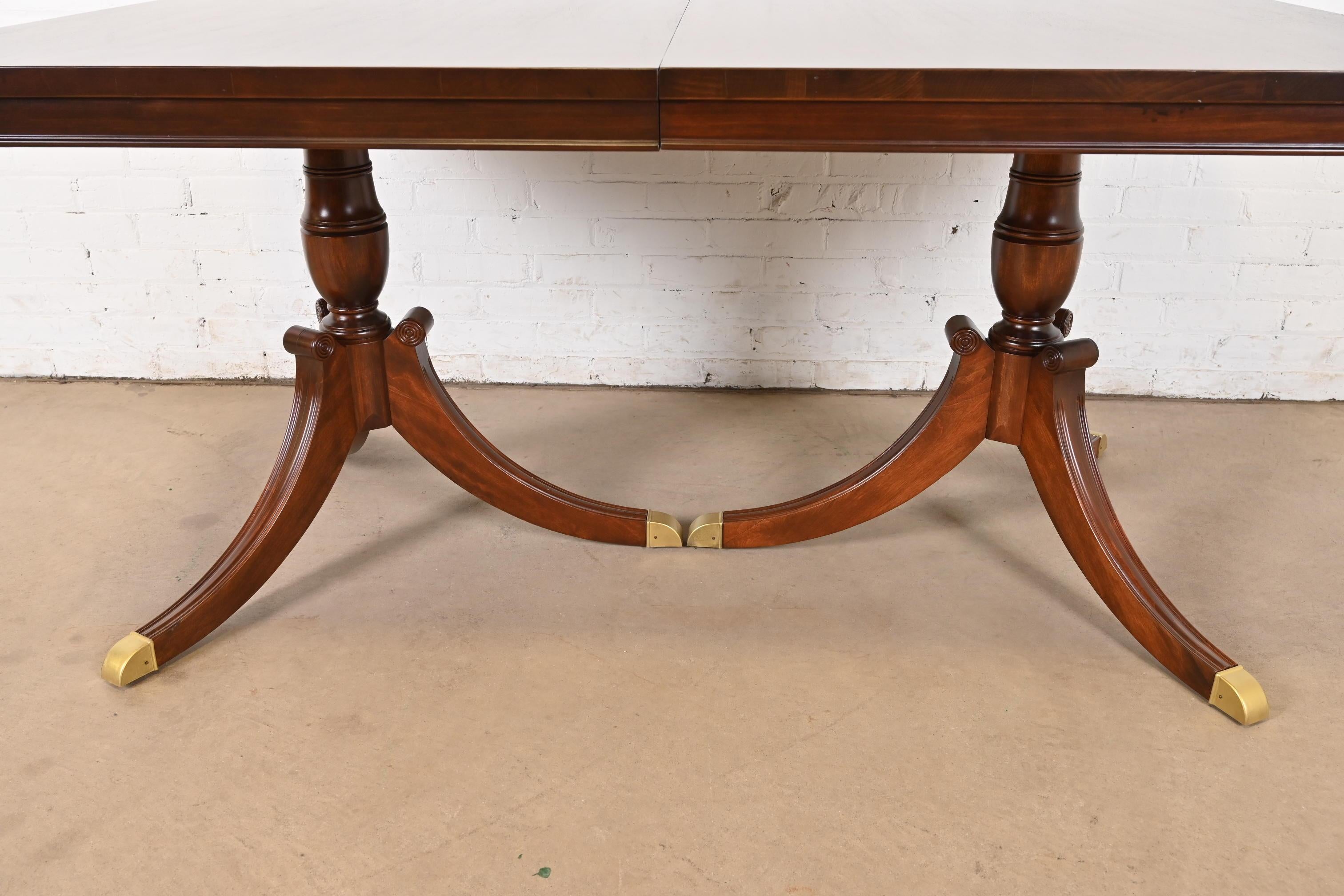 Table de salle à manger géorgienne à double piédestal en acajou de style Baker Furniture, revernie en vente 4