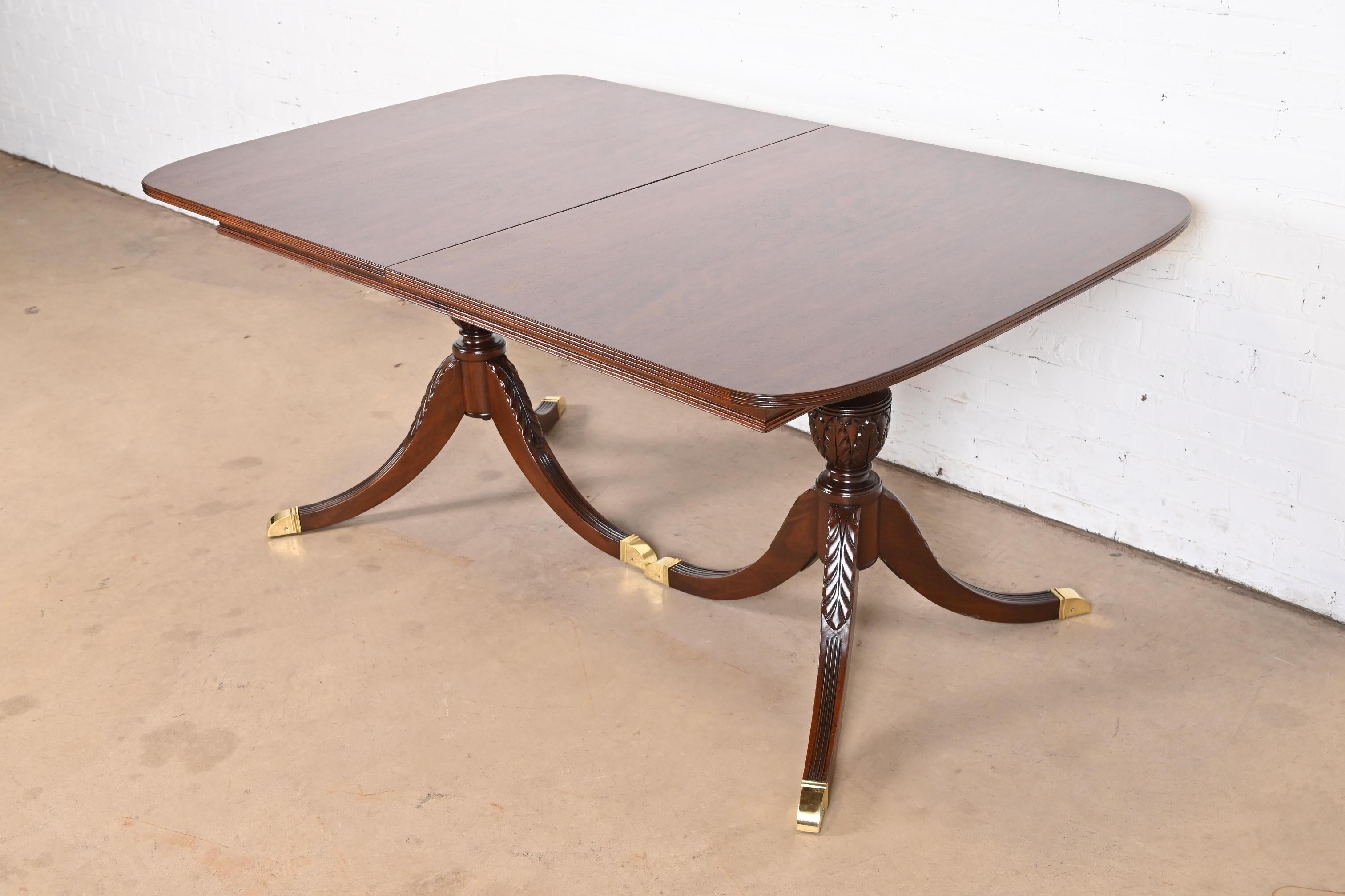 Table de salle à manger géorgienne à double piédestal en acajou de style Baker Furniture, revernie en vente 5