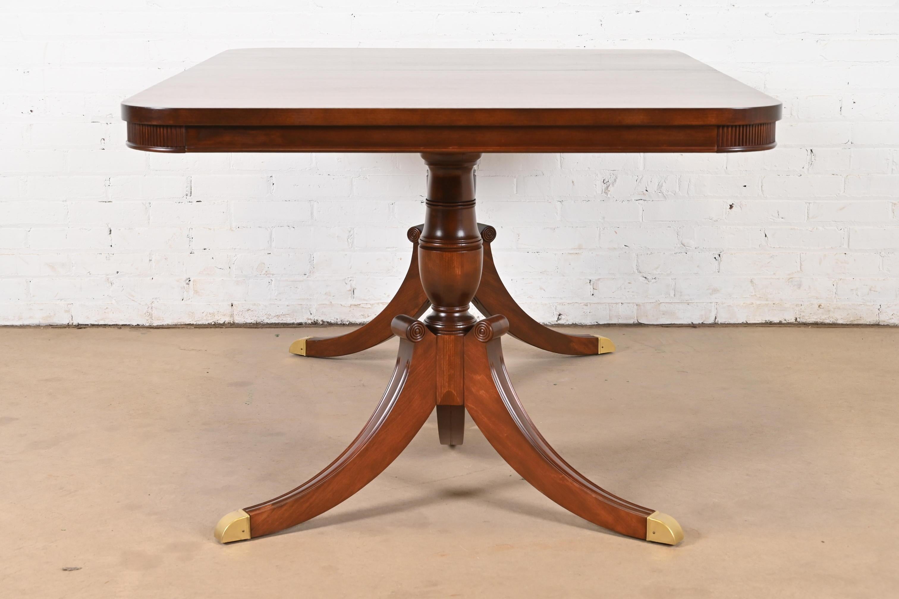 Table de salle à manger géorgienne à double piédestal en acajou de style Baker Furniture, revernie en vente 5