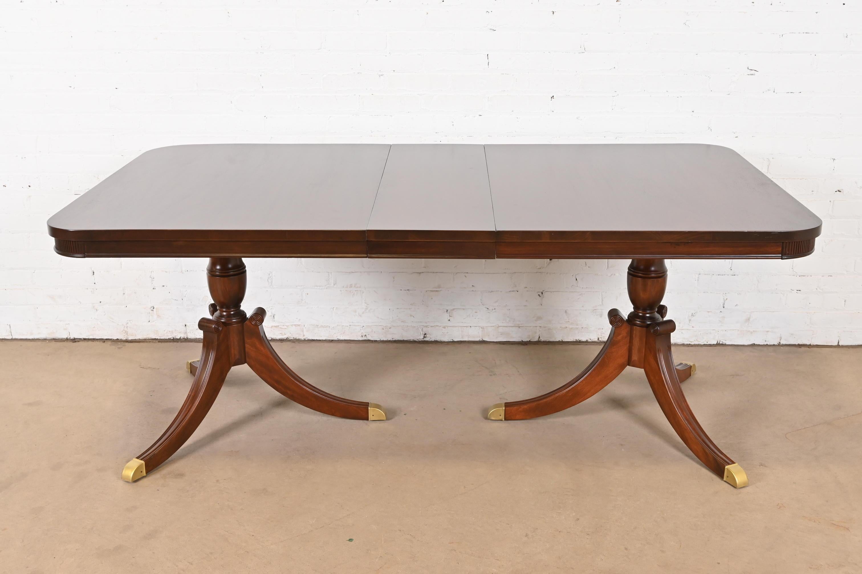 Georgien Table de salle à manger géorgienne à double piédestal en acajou de style Baker Furniture, revernie en vente