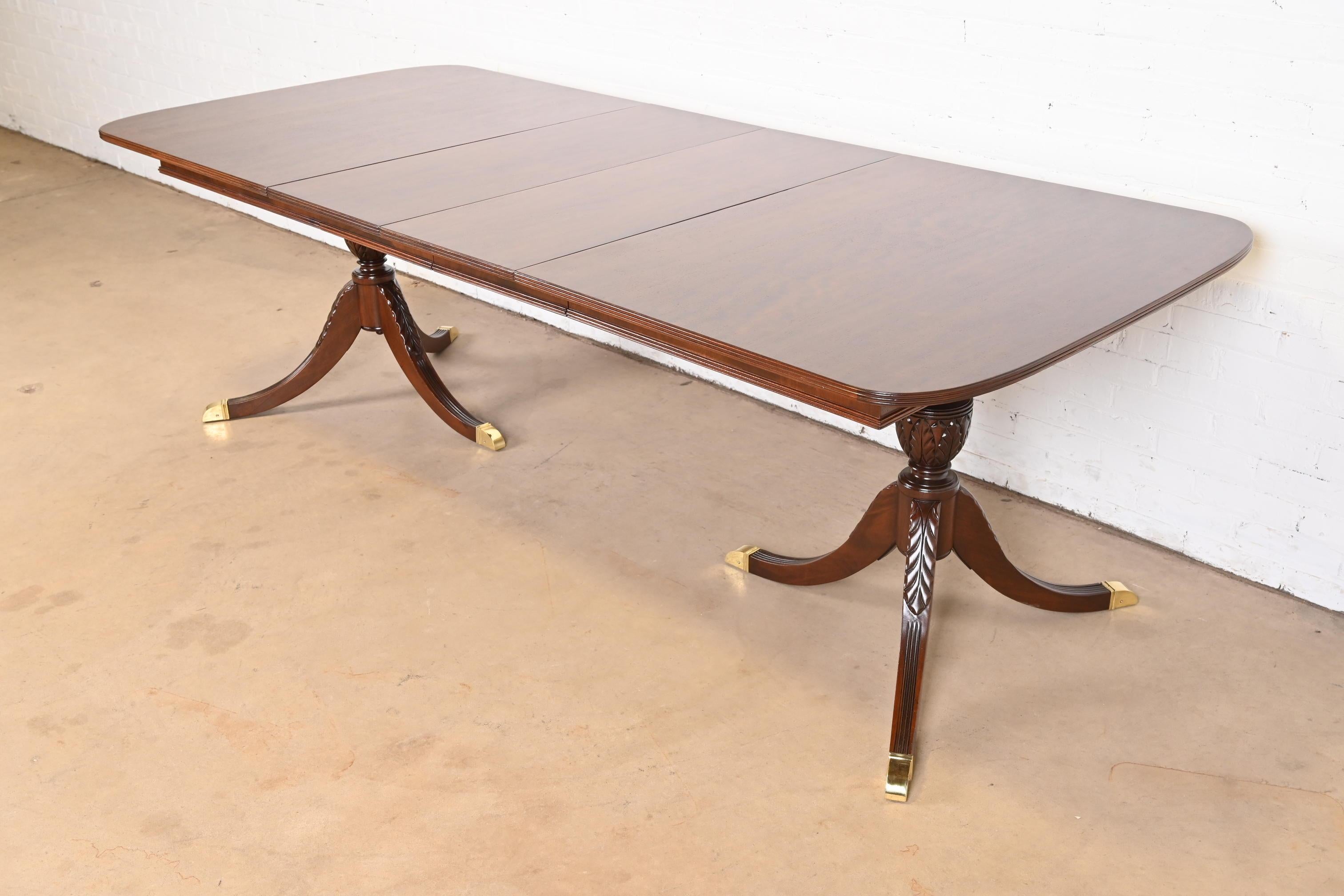 Américain Table de salle à manger géorgienne à double piédestal en acajou de style Baker Furniture, revernie en vente