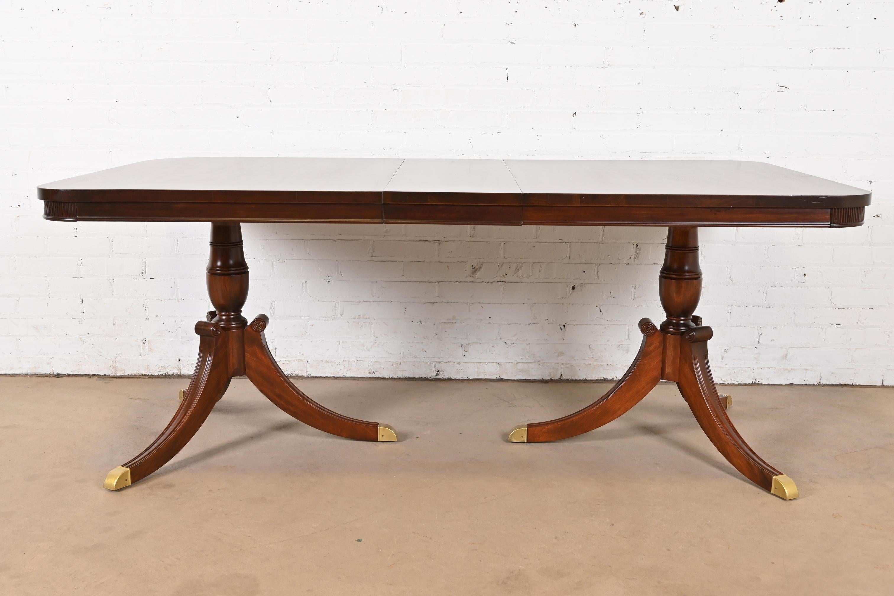 Américain Table de salle à manger géorgienne à double piédestal en acajou de style Baker Furniture, revernie en vente