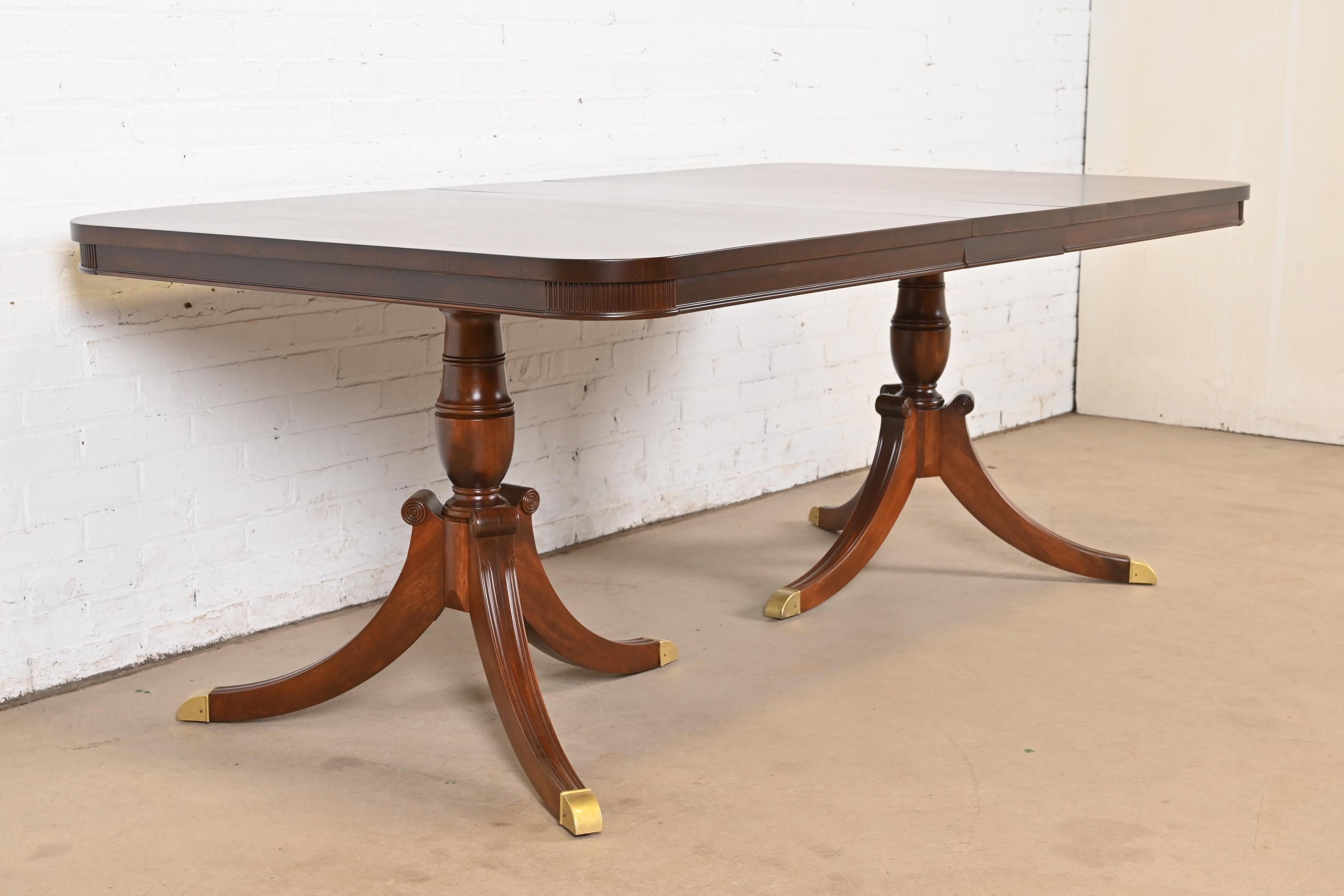 Table de salle à manger géorgienne à double piédestal en acajou de style Baker Furniture, revernie Bon état - En vente à South Bend, IN
