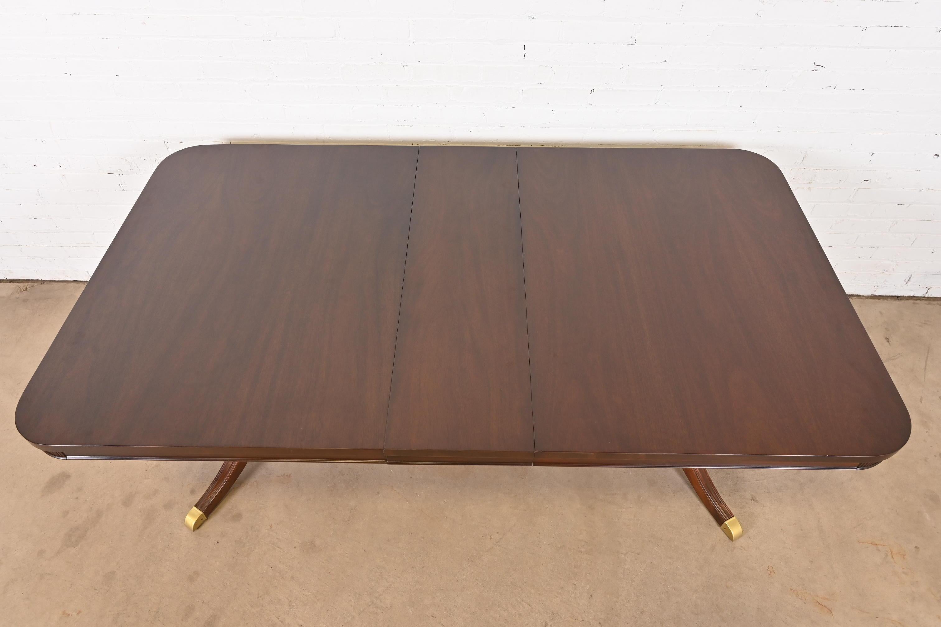 20ième siècle Table de salle à manger géorgienne à double piédestal en acajou de style Baker Furniture, revernie en vente