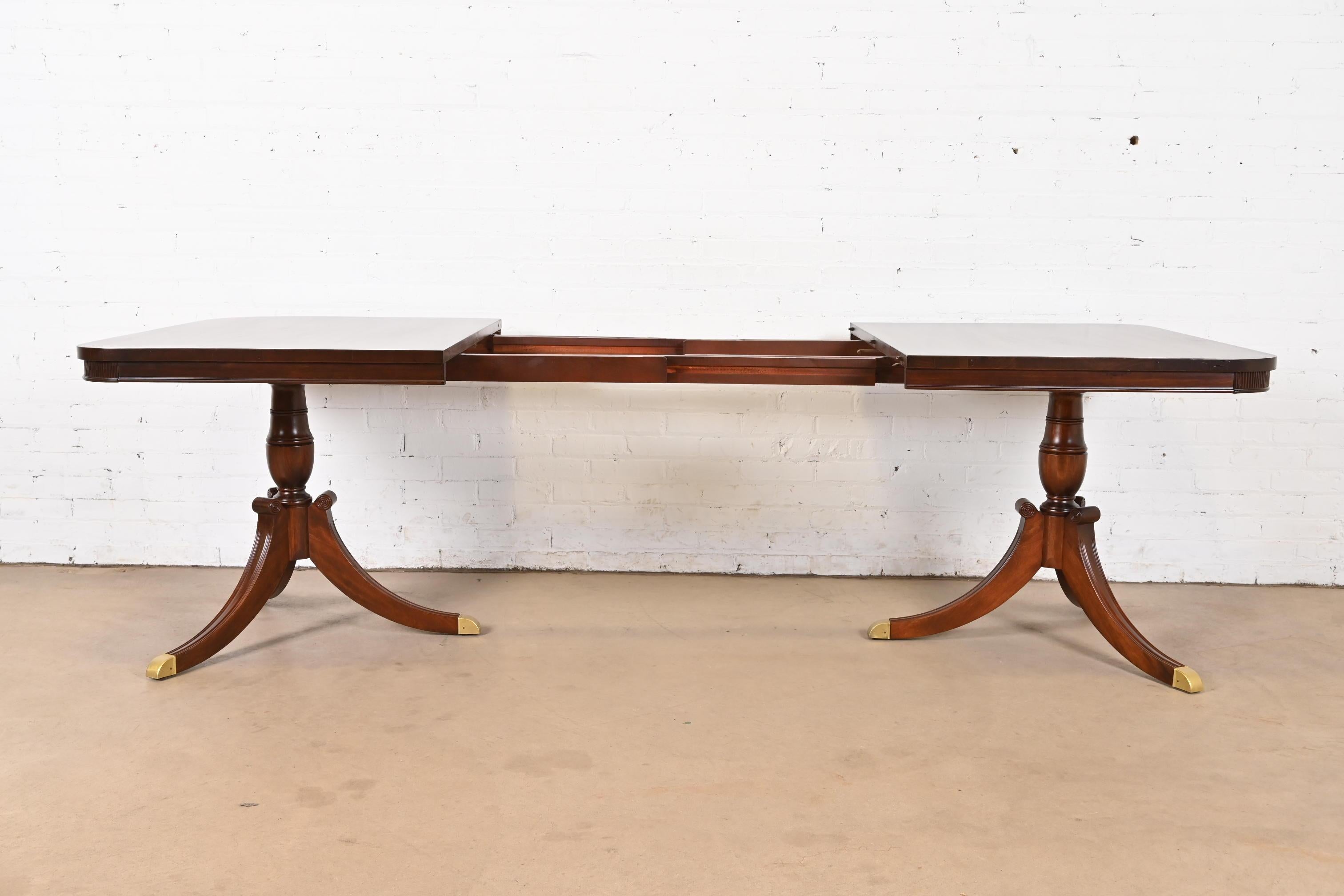 Laiton Table de salle à manger géorgienne à double piédestal en acajou de style Baker Furniture, revernie en vente