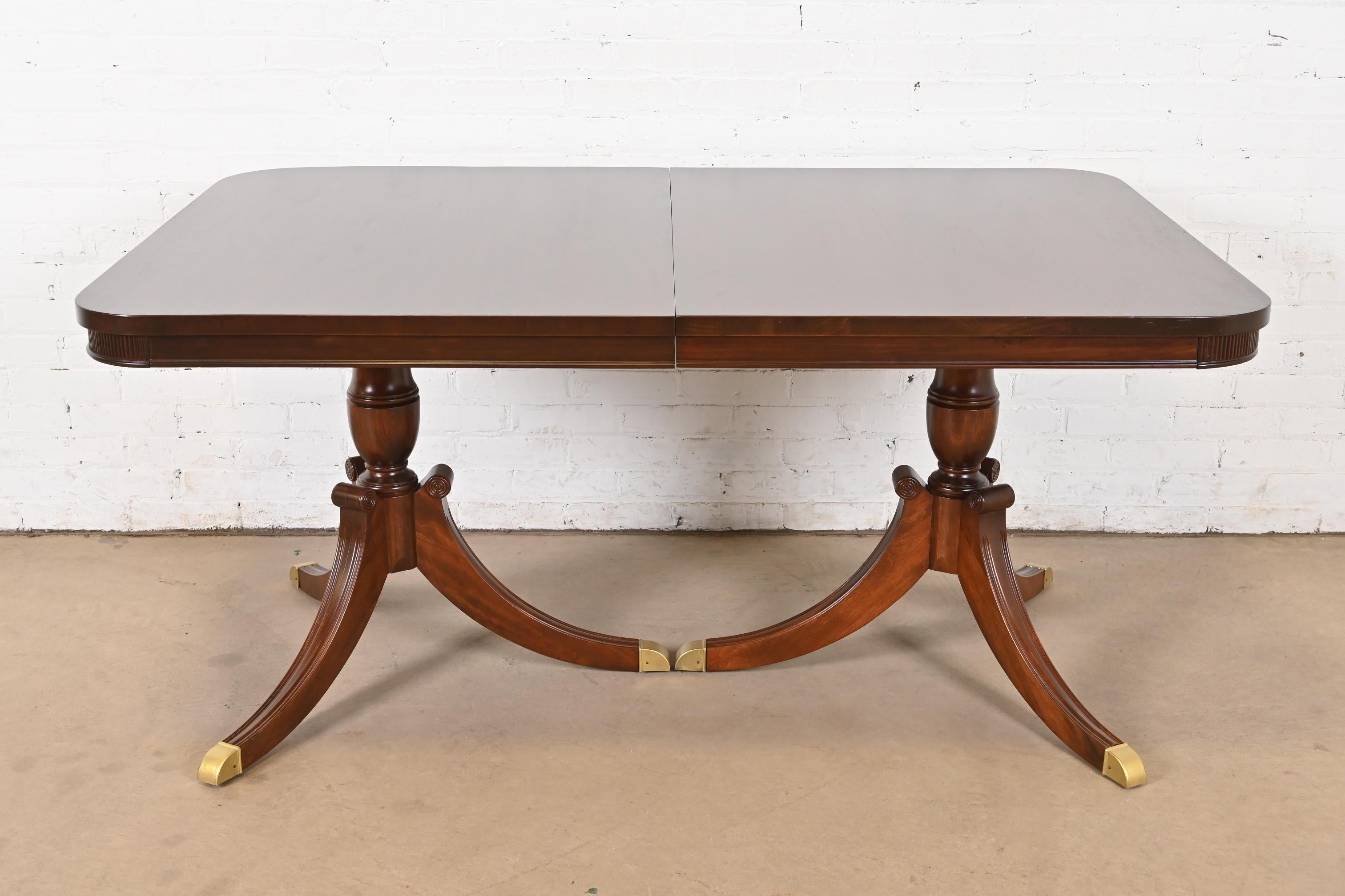 Table de salle à manger géorgienne à double piédestal en acajou de style Baker Furniture, revernie en vente 1