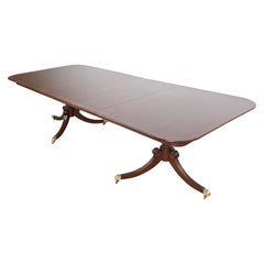 Table de salle à manger géorgienne à double piédestal en acajou de style Baker Furniture, revernie