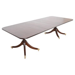 Table de salle à manger géorgienne à double piédestal en acajou de style Baker Furniture, revernie