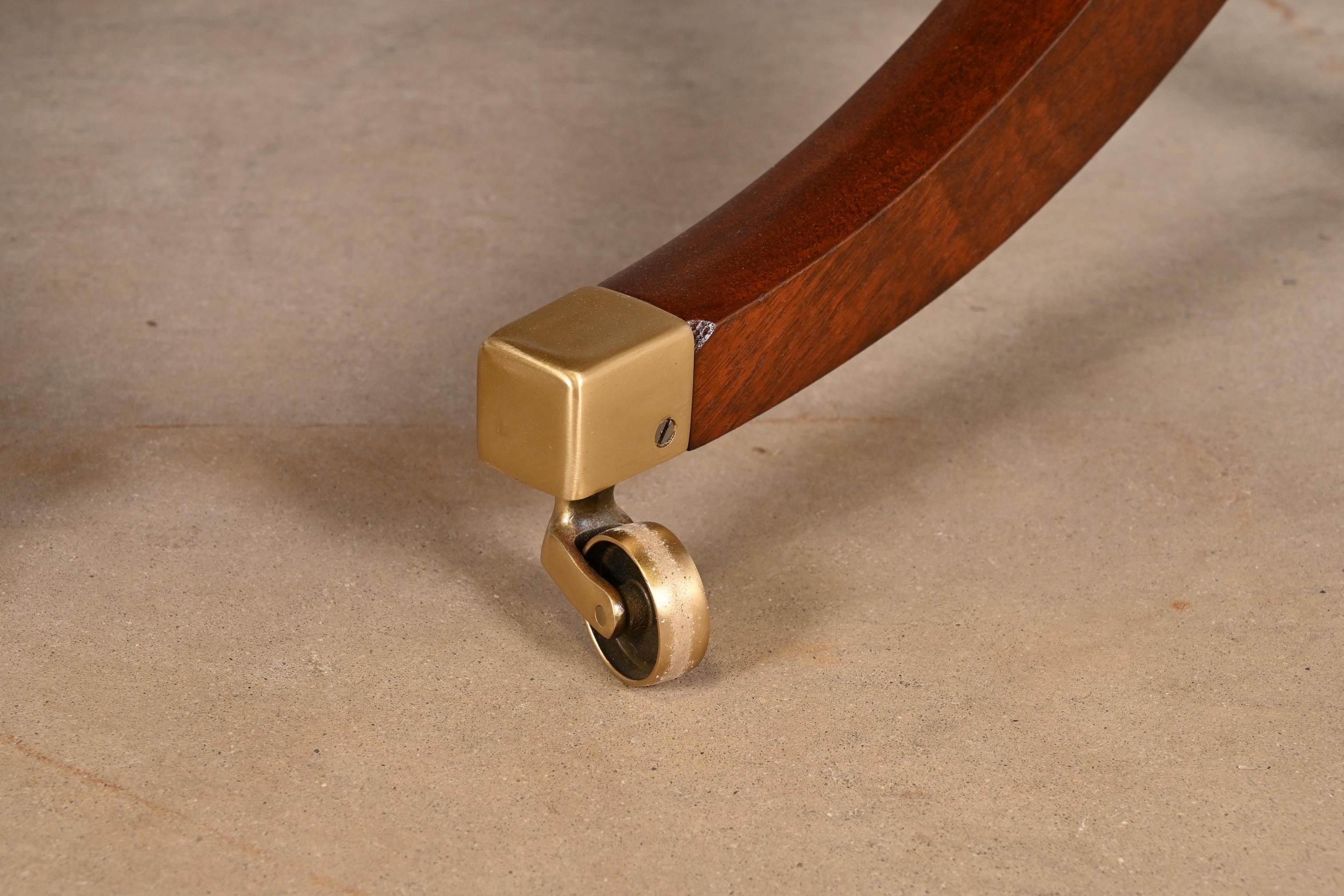 Table de salle à manger à rallonge géorgienne en acajou à double piédestal de style Baker Furniture 3
