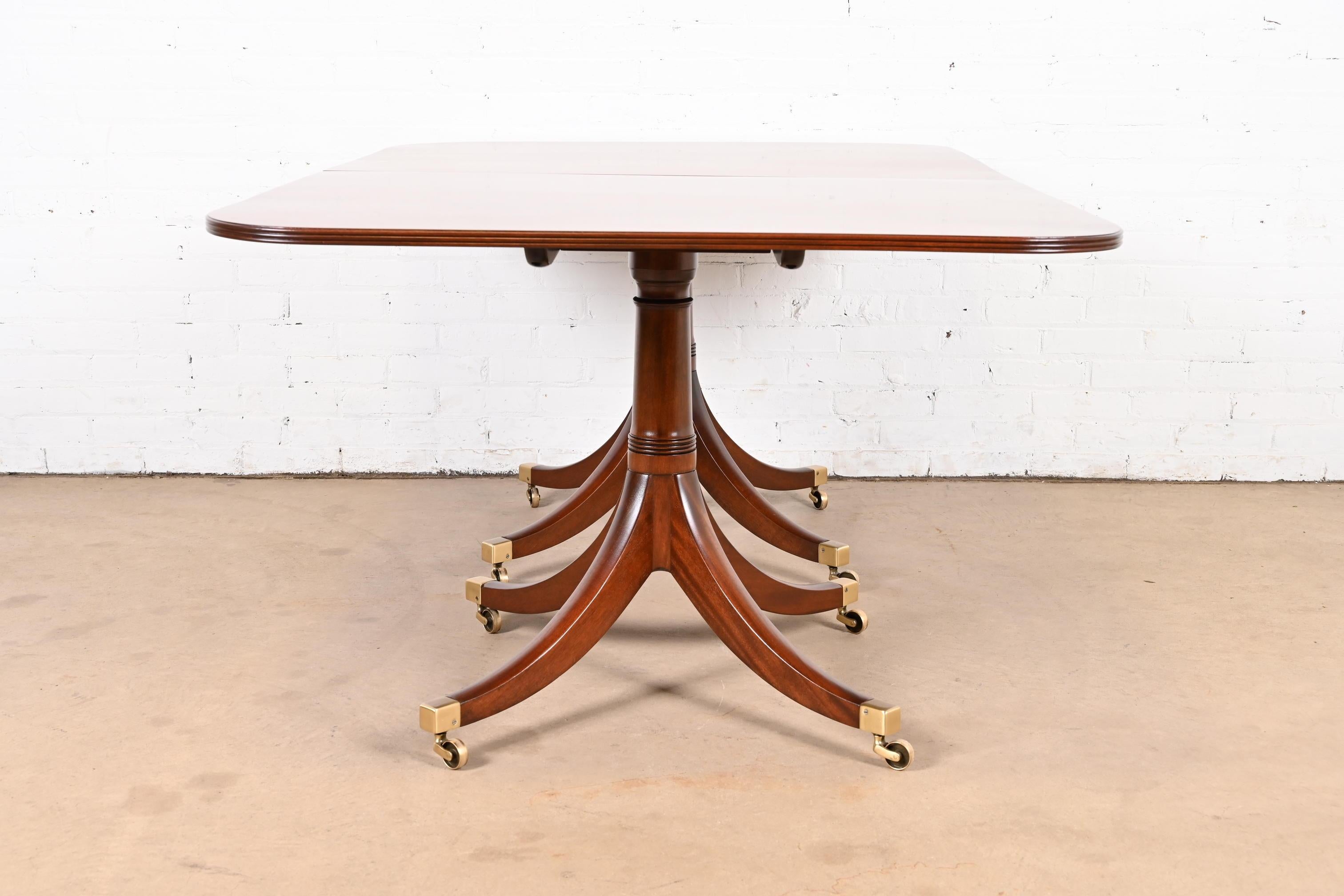 Table de salle à manger à rallonge géorgienne en acajou à double piédestal de style Baker Furniture 4