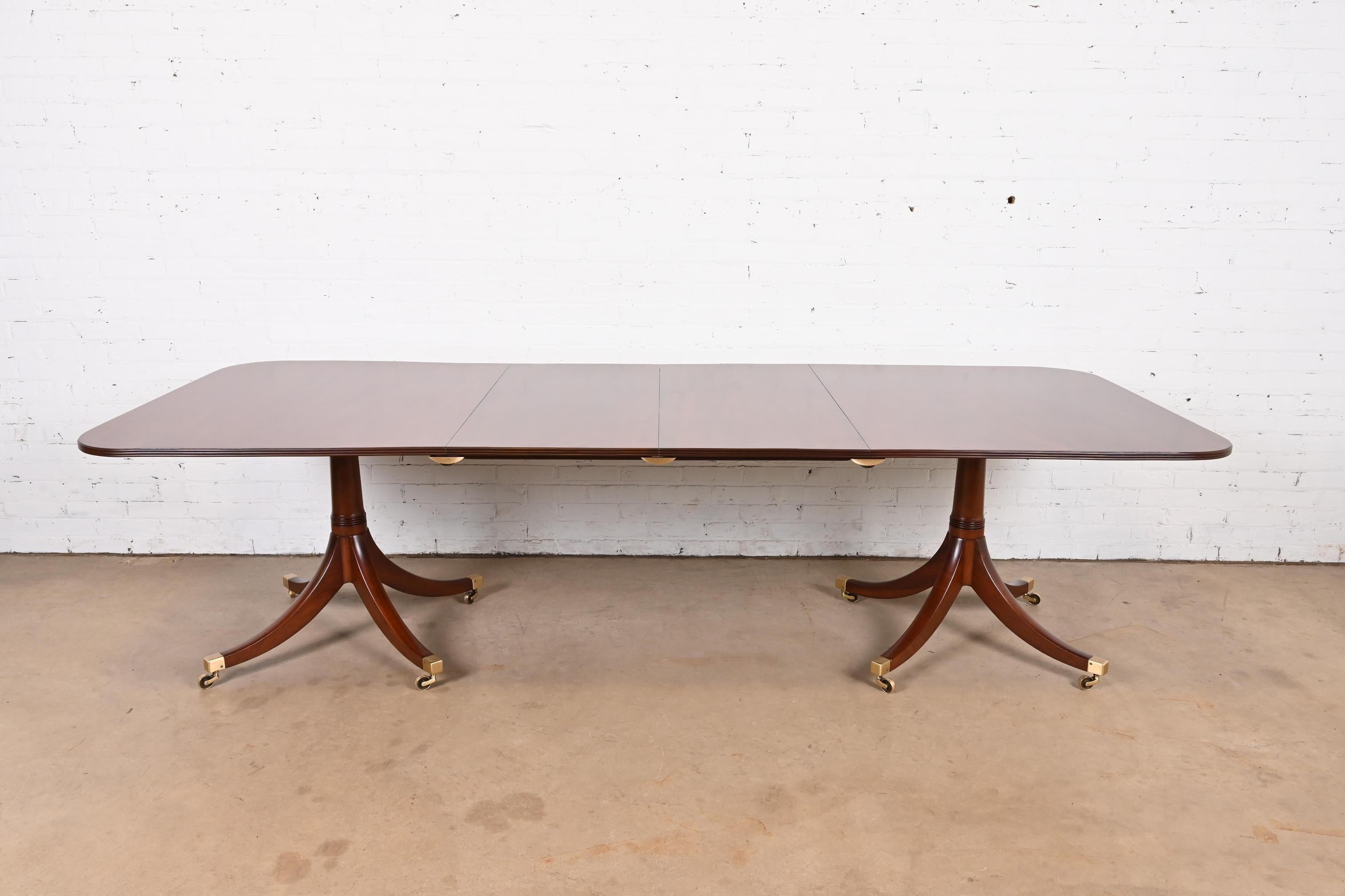 Georgien Table de salle à manger à rallonge géorgienne en acajou à double piédestal de style Baker Furniture