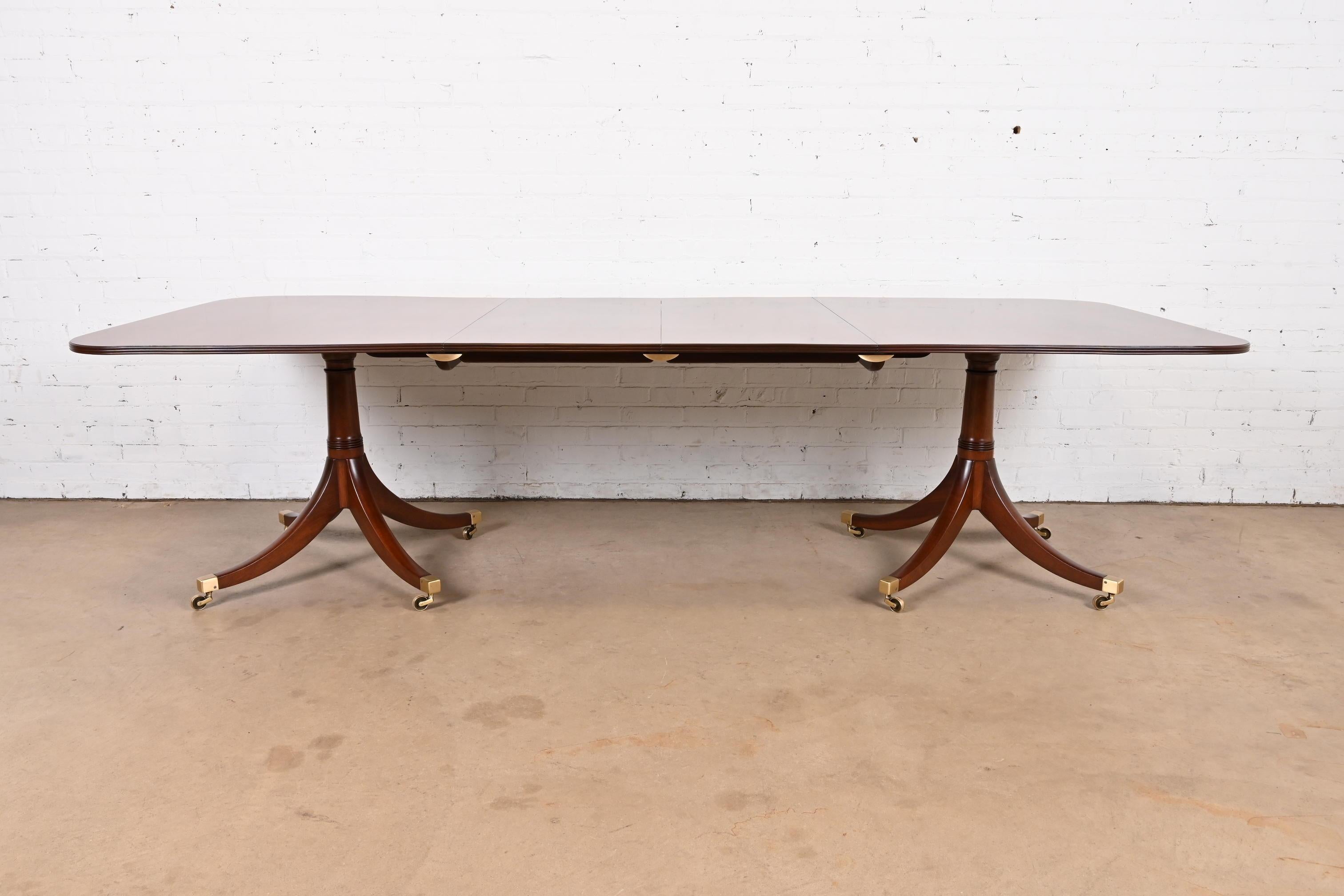 Américain Table de salle à manger à rallonge géorgienne en acajou à double piédestal de style Baker Furniture