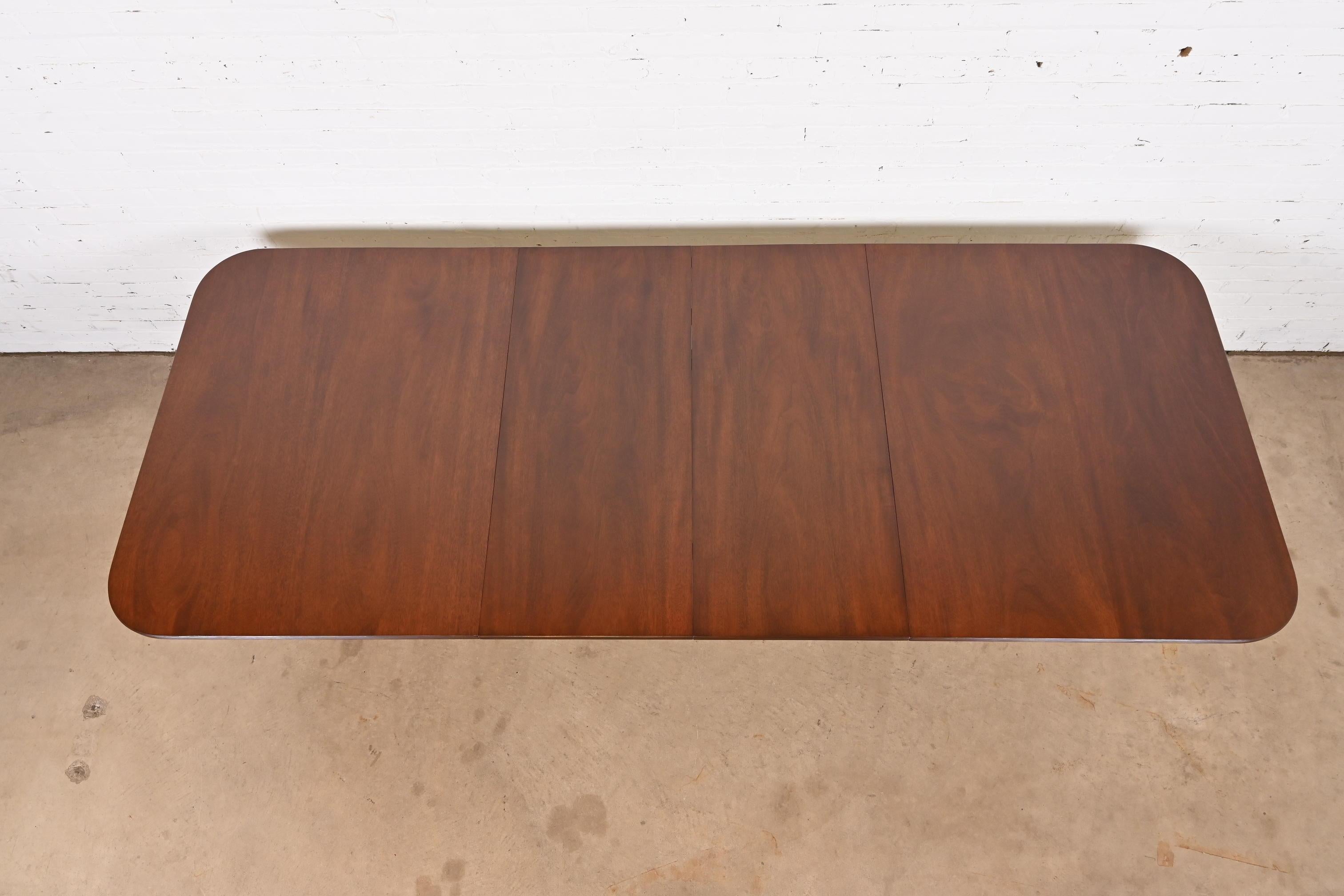 Table de salle à manger à rallonge géorgienne en acajou à double piédestal de style Baker Furniture Bon état à South Bend, IN