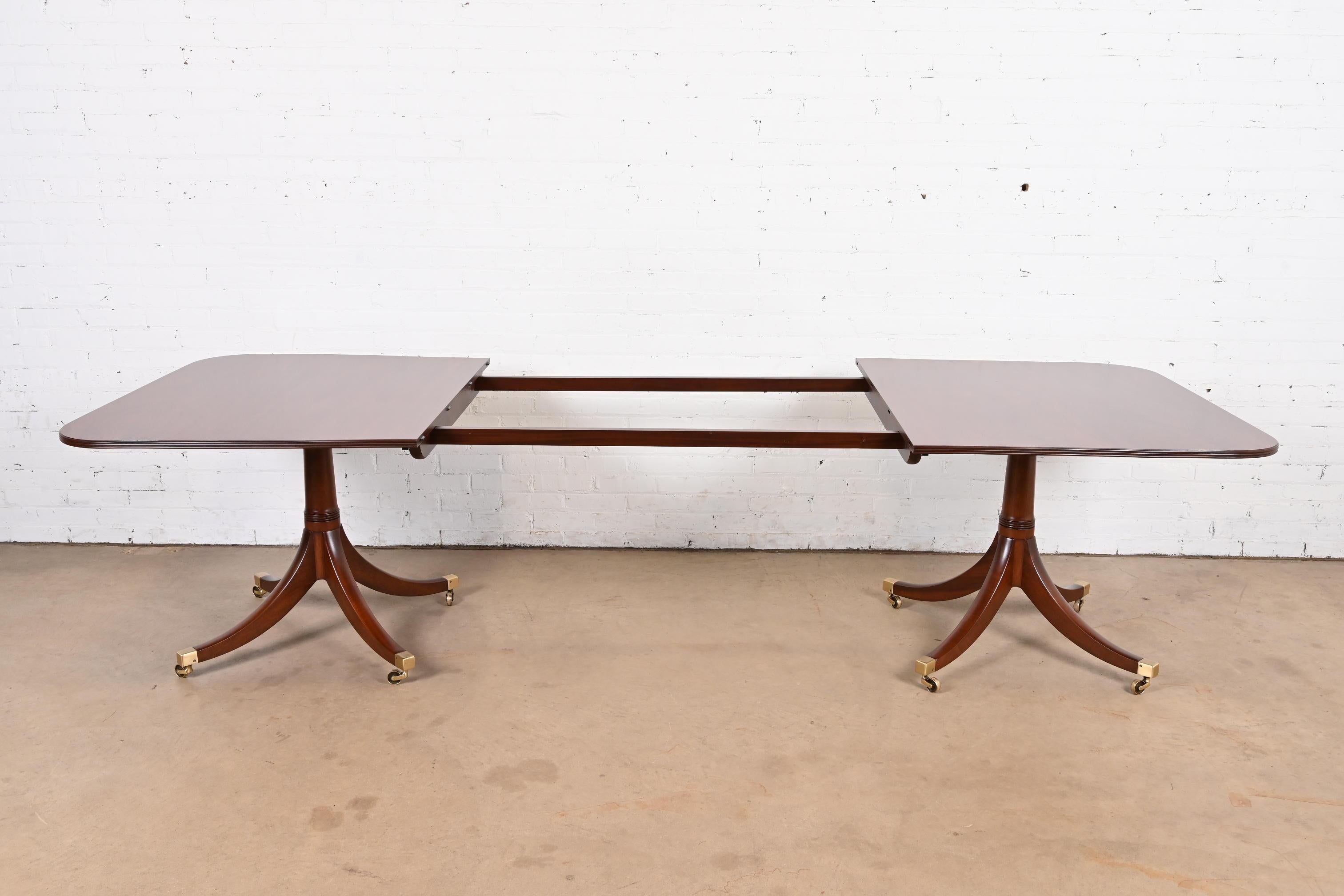 20ième siècle Table de salle à manger à rallonge géorgienne en acajou à double piédestal de style Baker Furniture