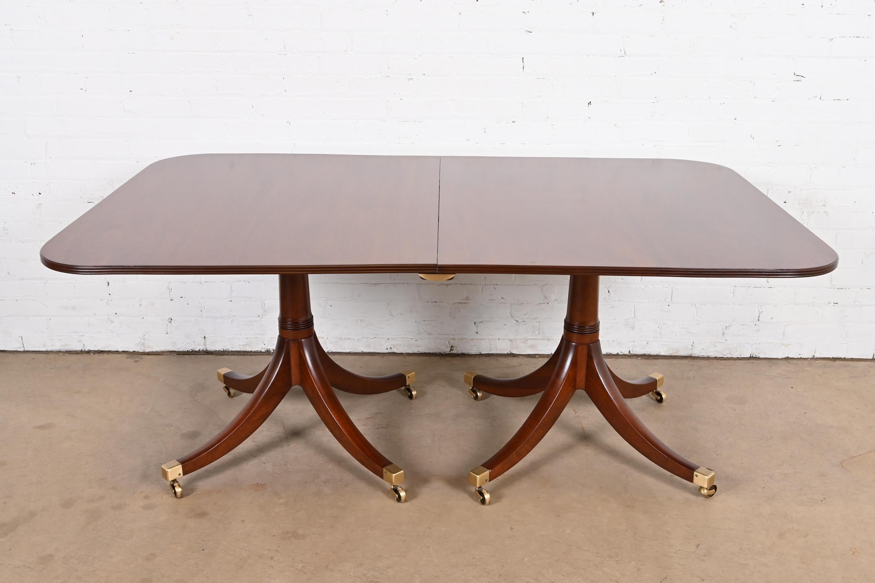 Laiton Table de salle à manger à rallonge géorgienne en acajou à double piédestal de style Baker Furniture