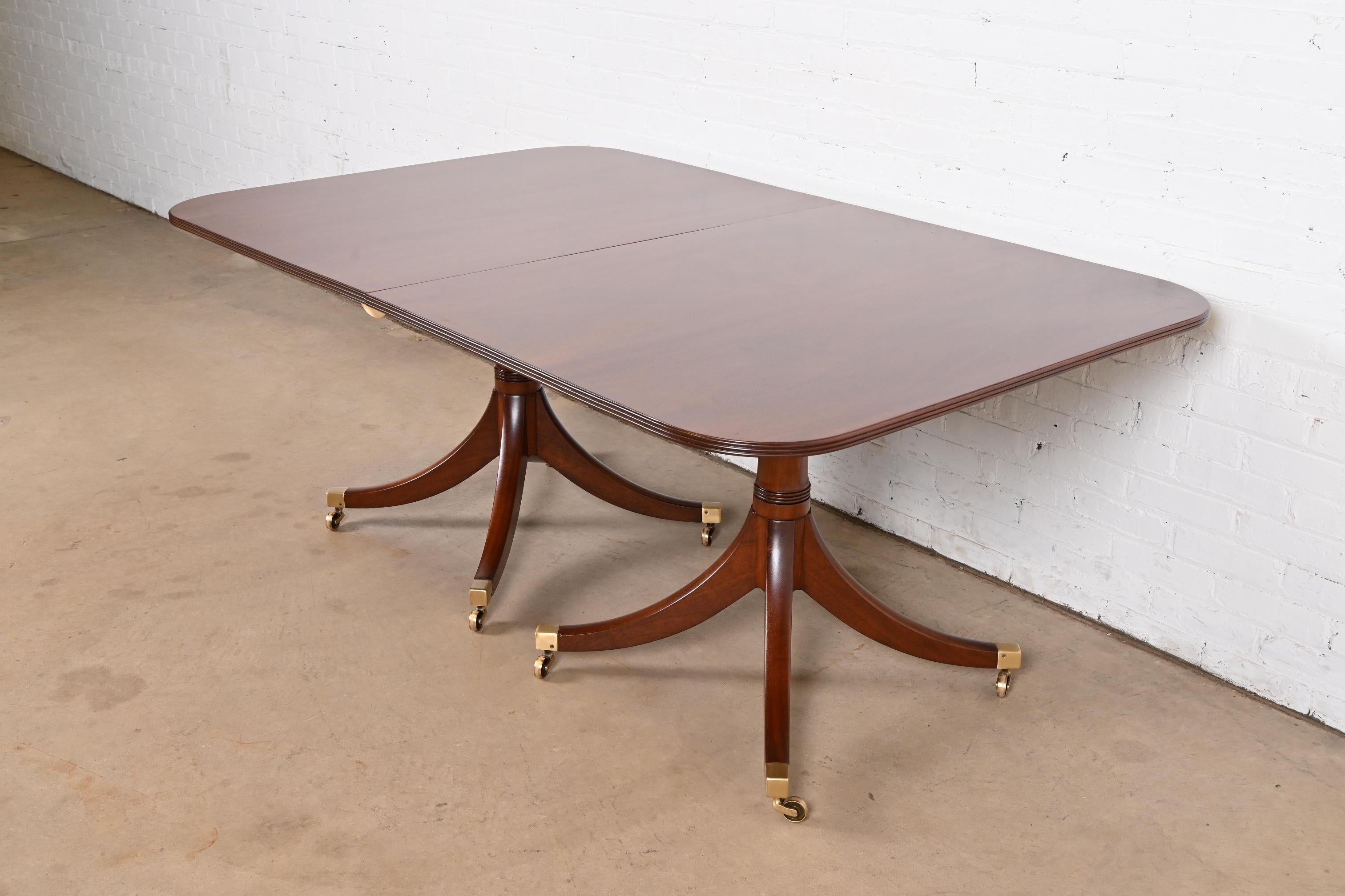 Table de salle à manger à rallonge géorgienne en acajou à double piédestal de style Baker Furniture 1