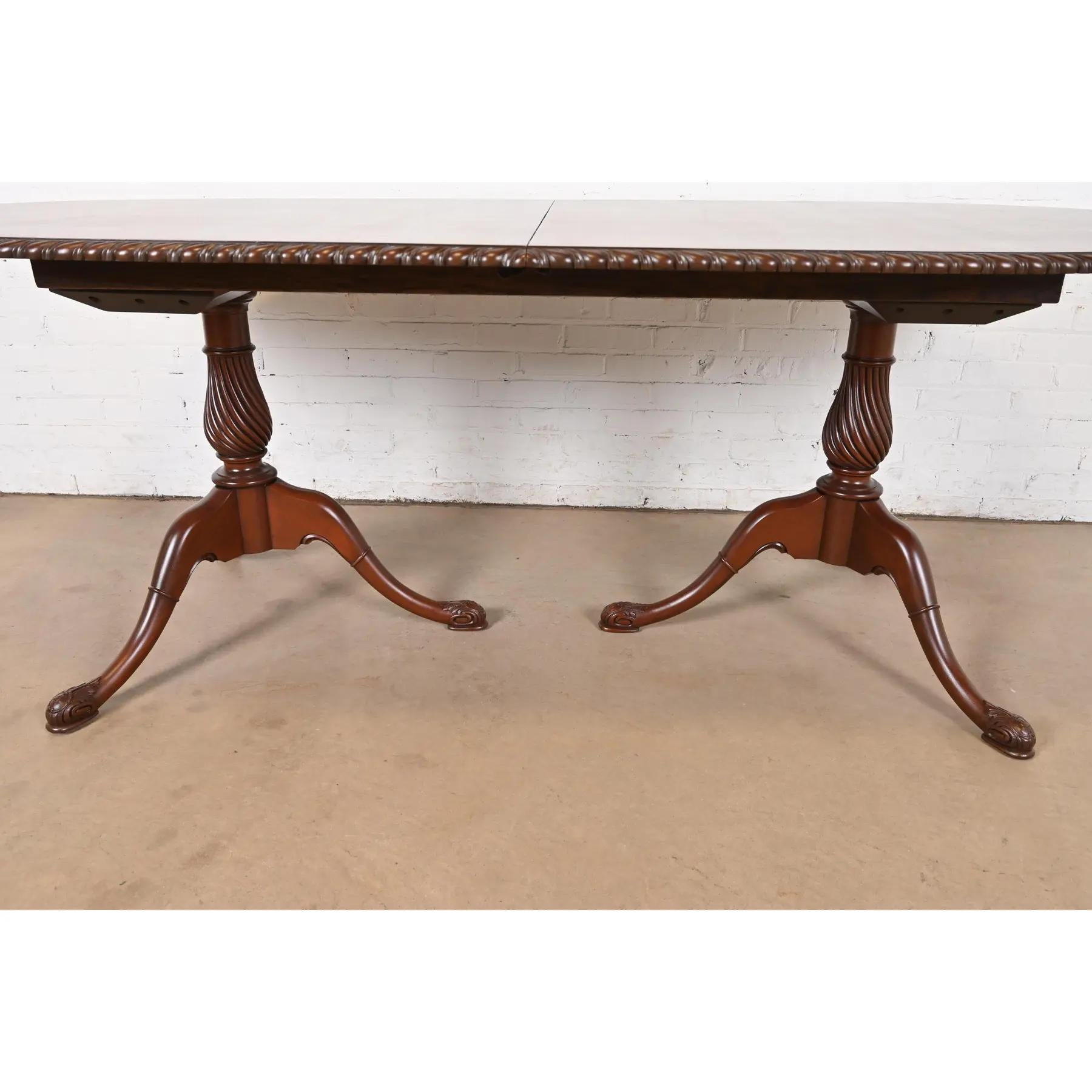 Table de salle à manger à rallonge géorgienne en acajou de style Baker Furniture, nouvellement revernie en vente 4