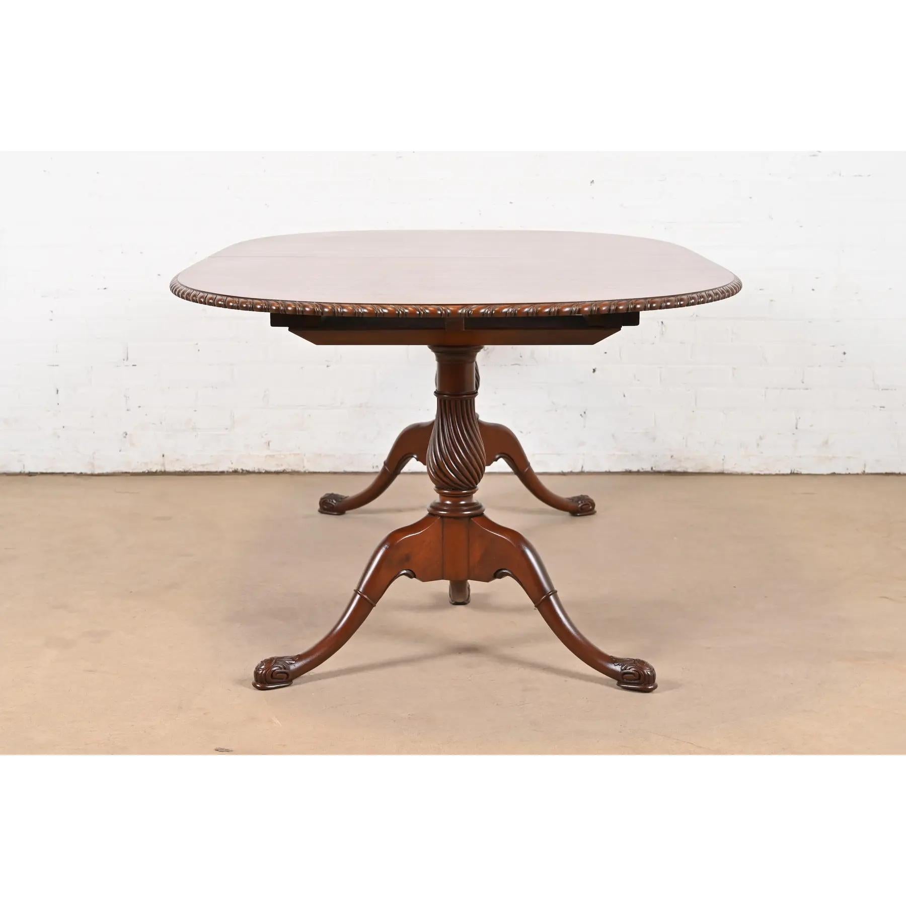Table de salle à manger à rallonge géorgienne en acajou de style Baker Furniture, nouvellement revernie en vente 5