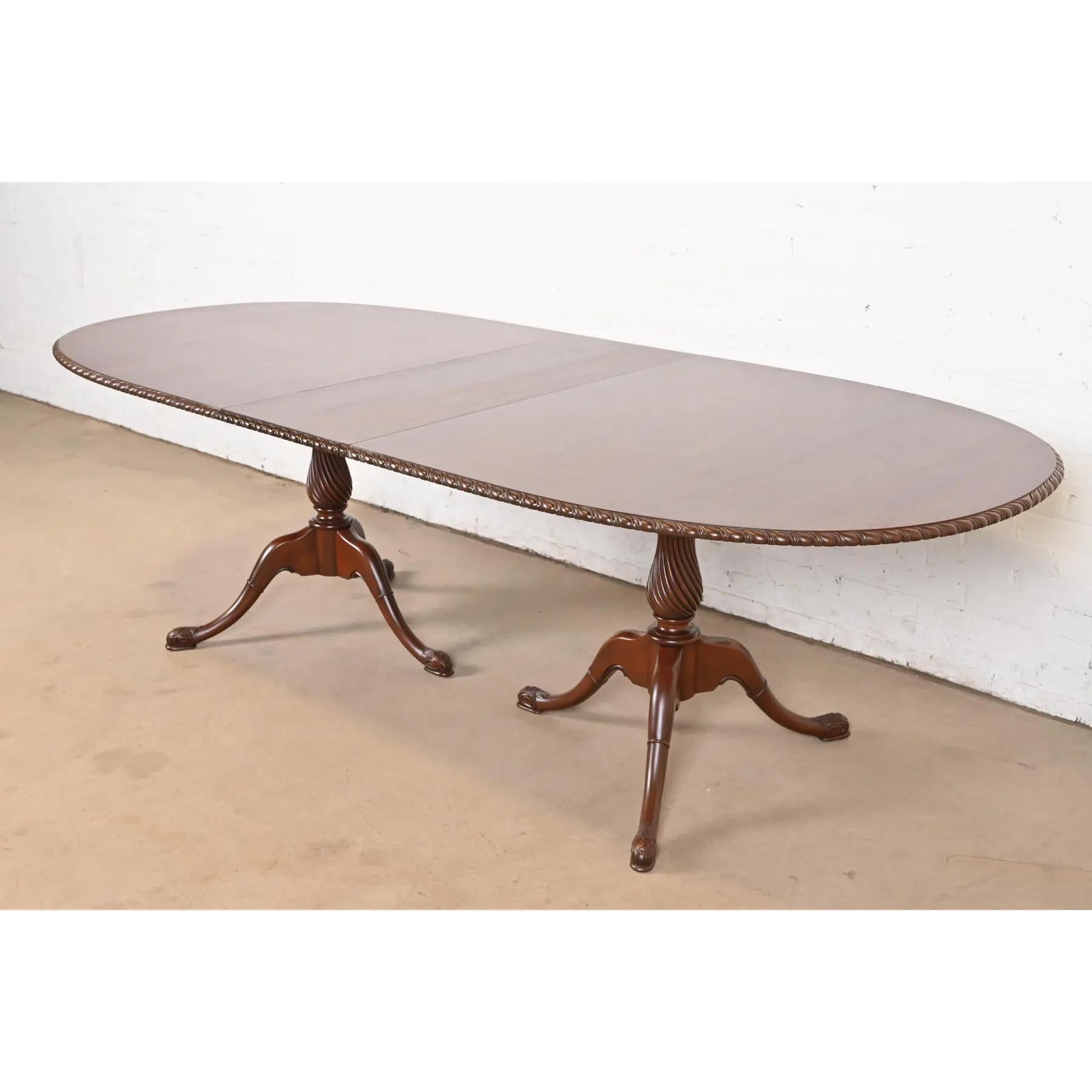 Exceptionnelle table de salle à manger à double piédestal de style géorgien ou Chippendale.

À la manière des meubles Baker

USA, Circa 1980

Magnifique acajou, avec des piédestaux en acajou massif sculpté.

Dimensions : 84 