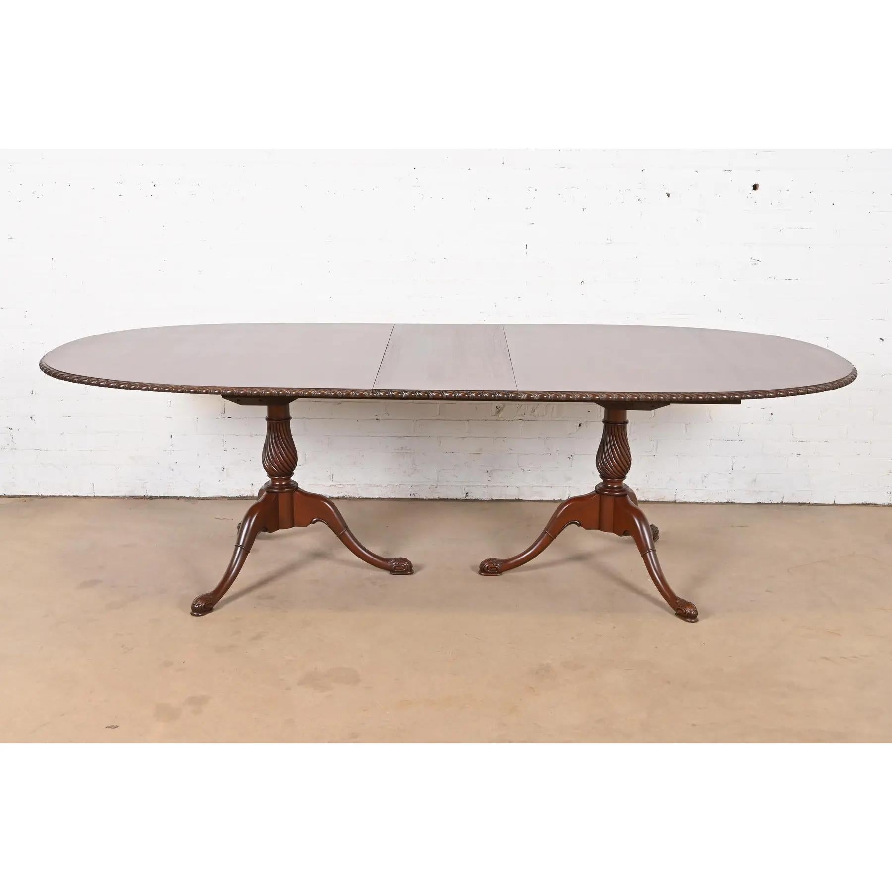 Georgien Table de salle à manger à rallonge géorgienne en acajou de style Baker Furniture, nouvellement revernie en vente