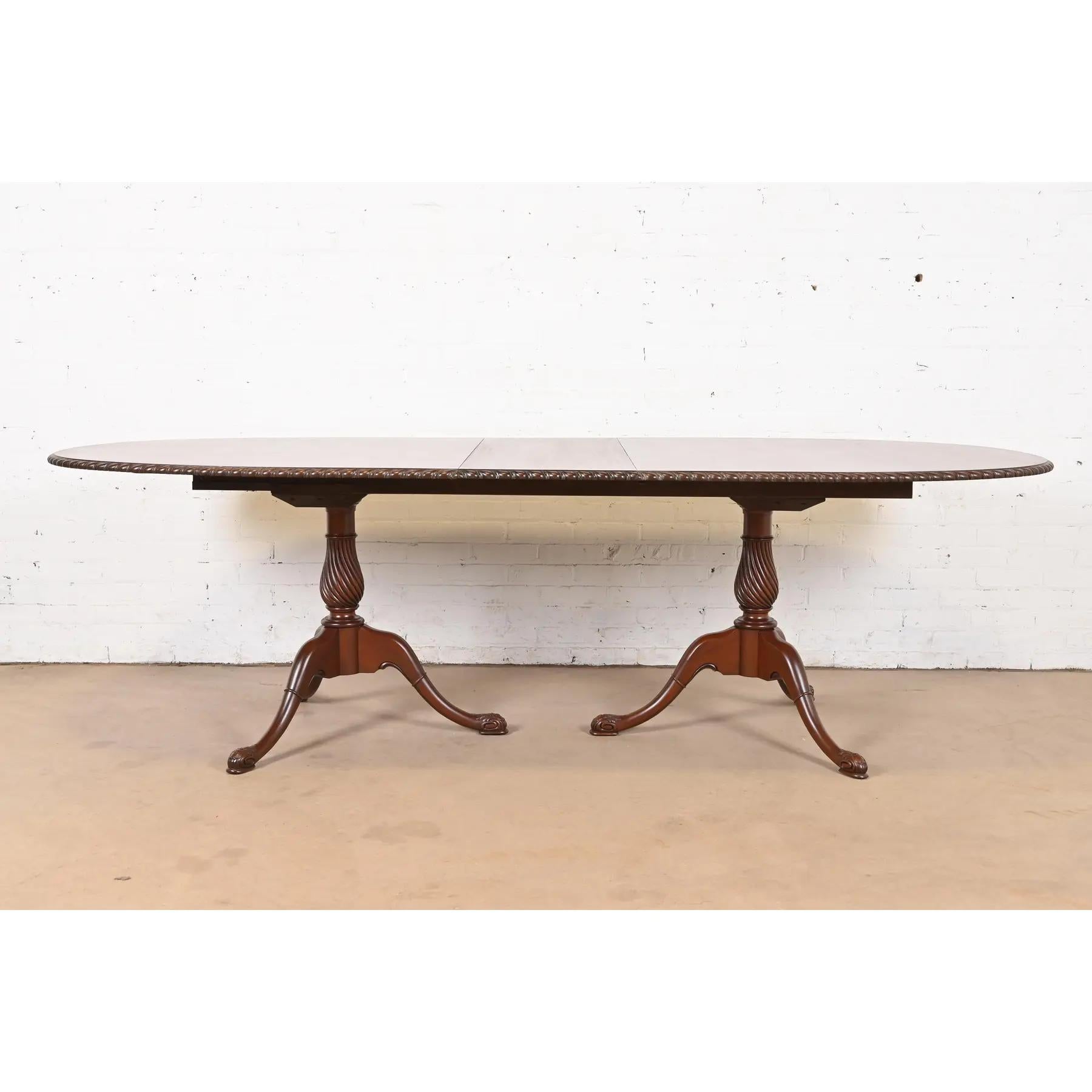 Américain Table de salle à manger à rallonge géorgienne en acajou de style Baker Furniture, nouvellement revernie en vente