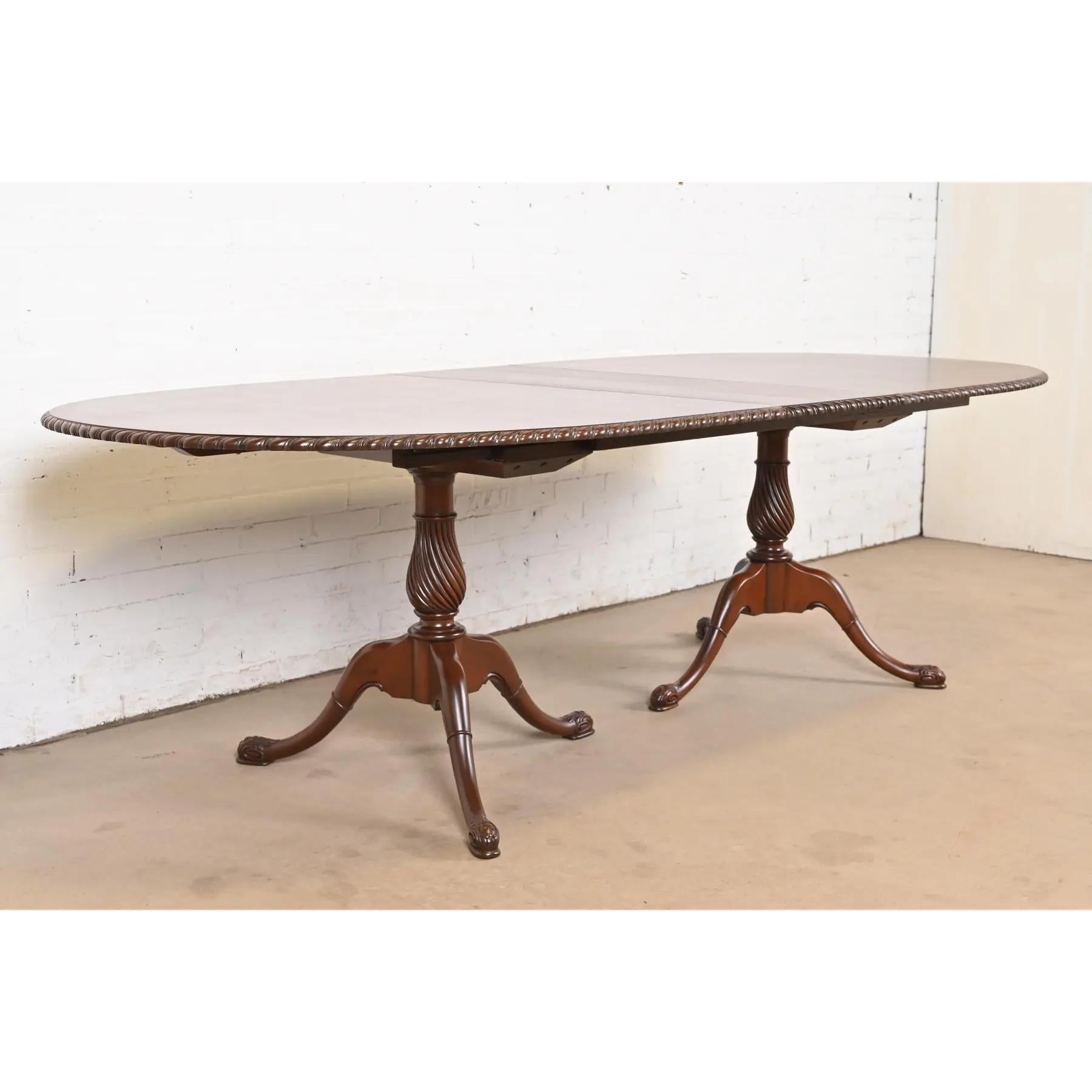 Table de salle à manger à rallonge géorgienne en acajou de style Baker Furniture, nouvellement revernie Bon état - En vente à South Bend, IN