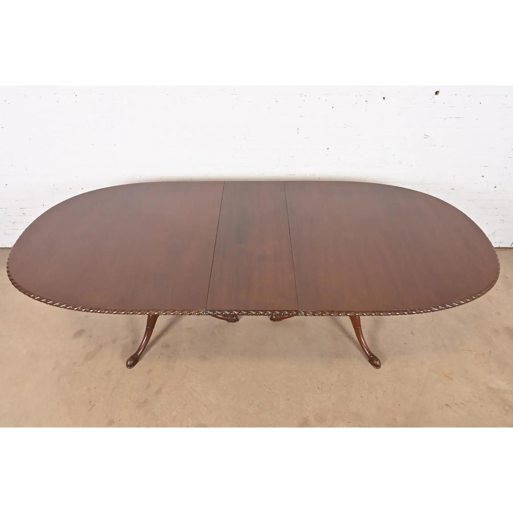 Fin du 20e siècle Table de salle à manger à rallonge géorgienne en acajou de style Baker Furniture, nouvellement revernie en vente
