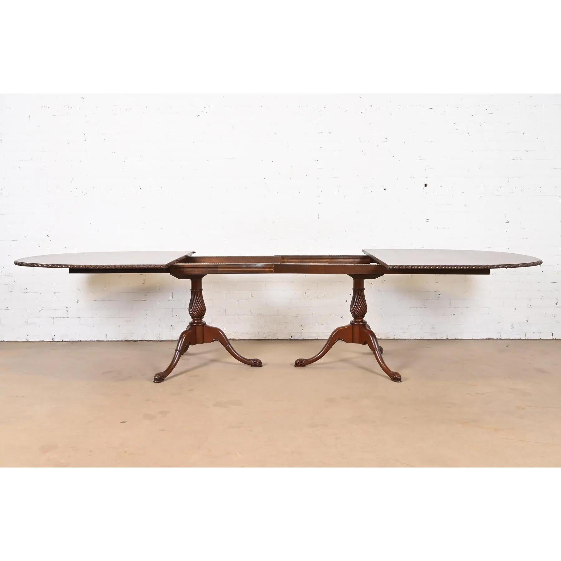 Acajou Table de salle à manger à rallonge géorgienne en acajou de style Baker Furniture, nouvellement revernie en vente