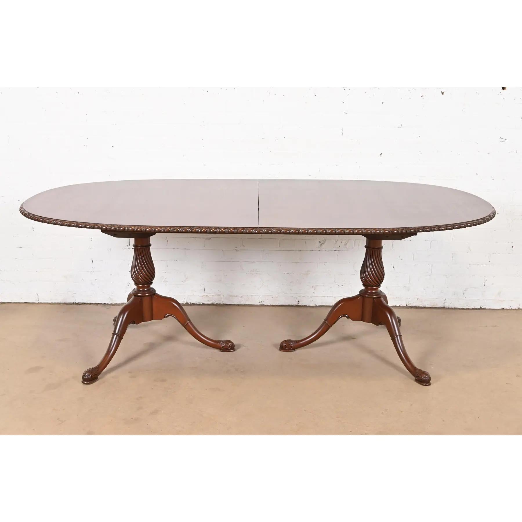 Table de salle à manger à rallonge géorgienne en acajou de style Baker Furniture, nouvellement revernie en vente 1