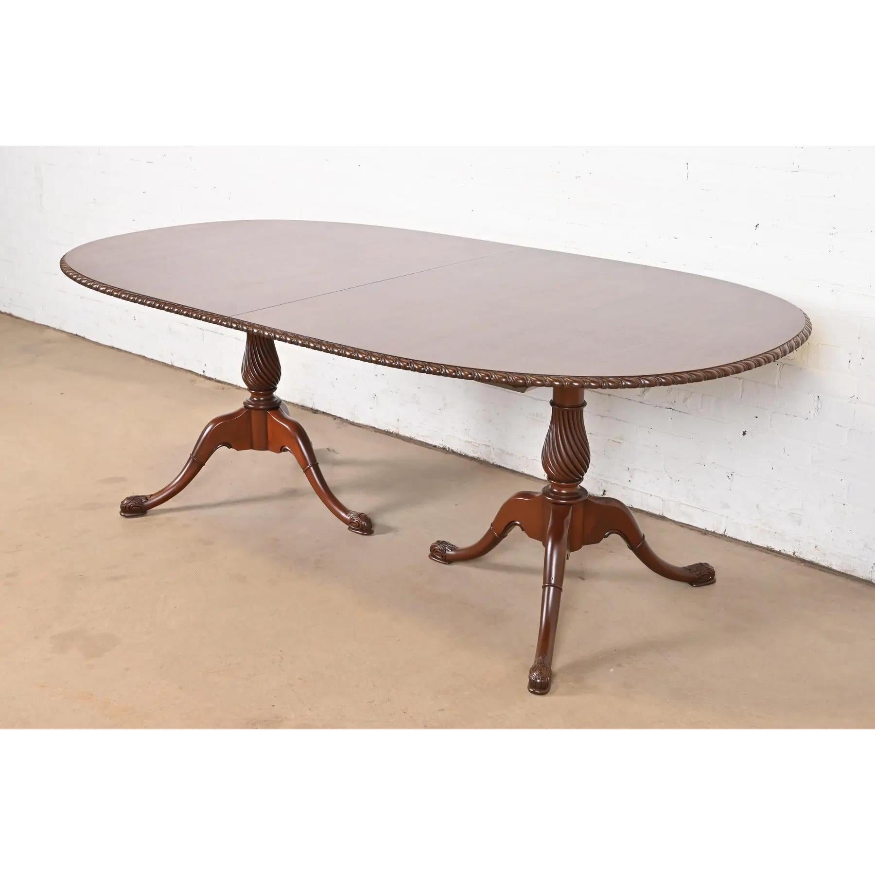 Table de salle à manger à rallonge géorgienne en acajou de style Baker Furniture, nouvellement revernie en vente 2