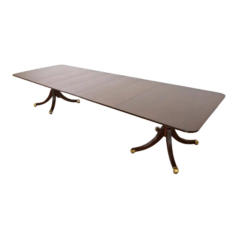 Tavolo da pranzo allungabile in mogano stile georgiano di Baker Furniture, appena rifinito