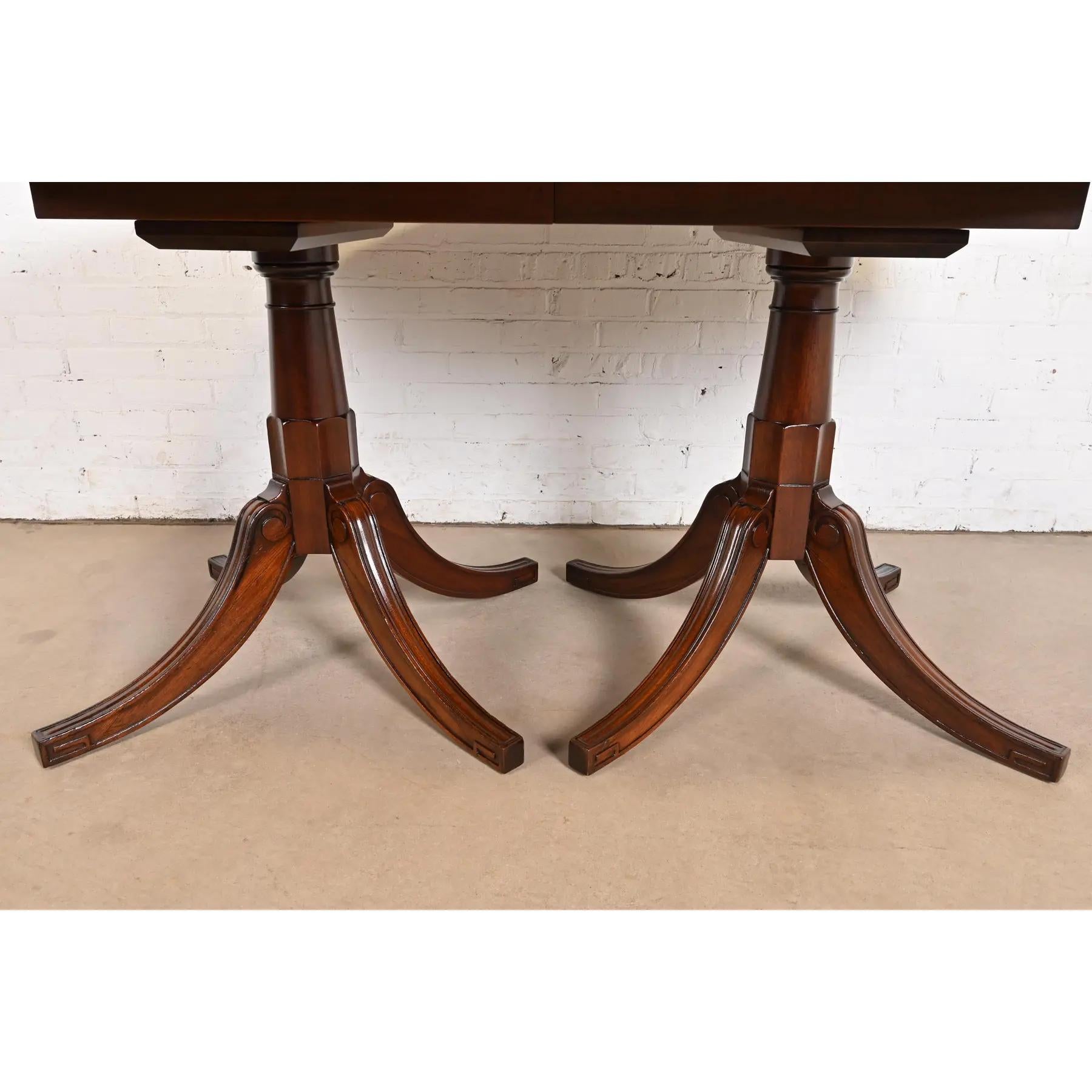 Table de salle à manger à rallonge géorgienne en acajou de style Baker Furniture, revernie en vente 4
