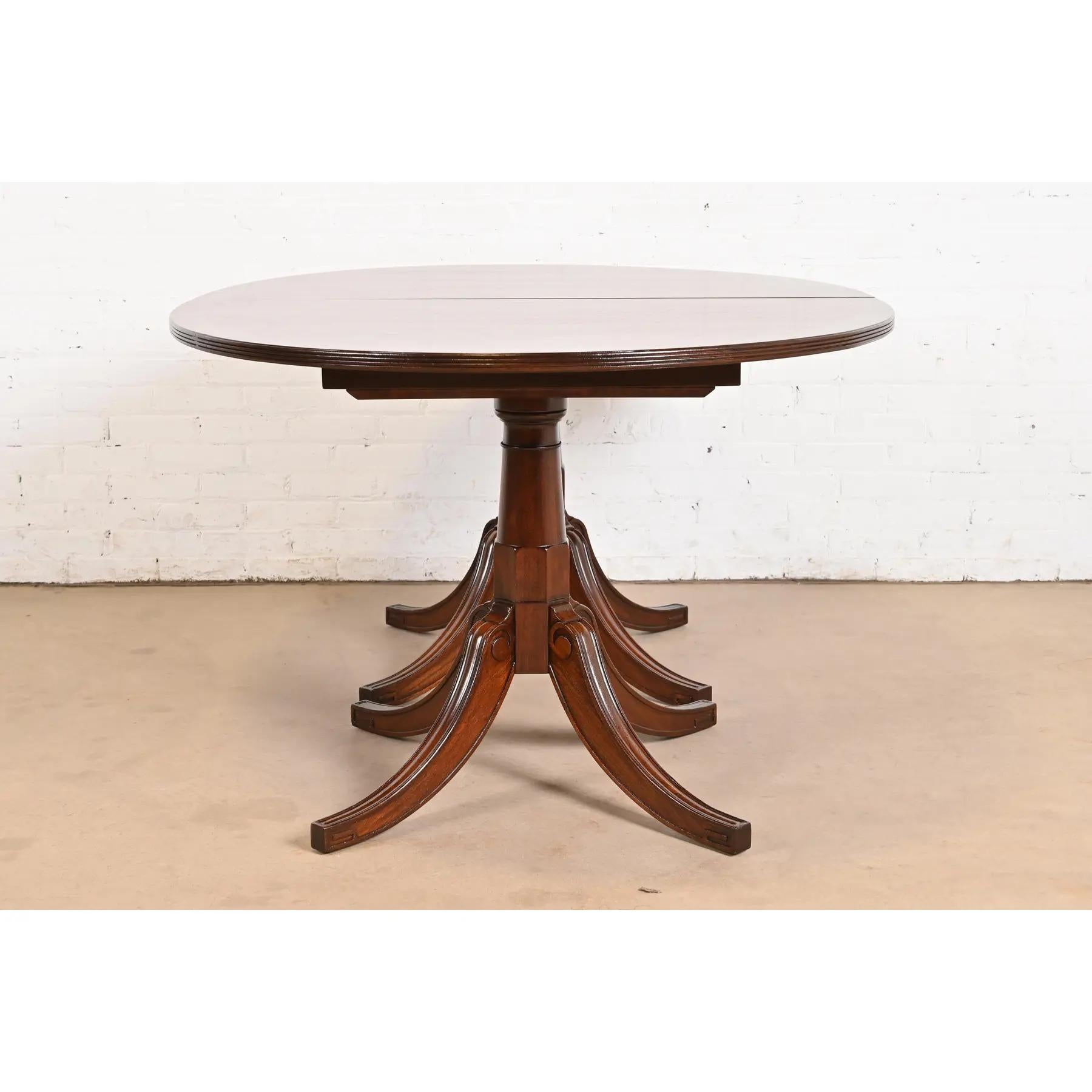 Table de salle à manger à rallonge géorgienne en acajou de style Baker Furniture, revernie en vente 5