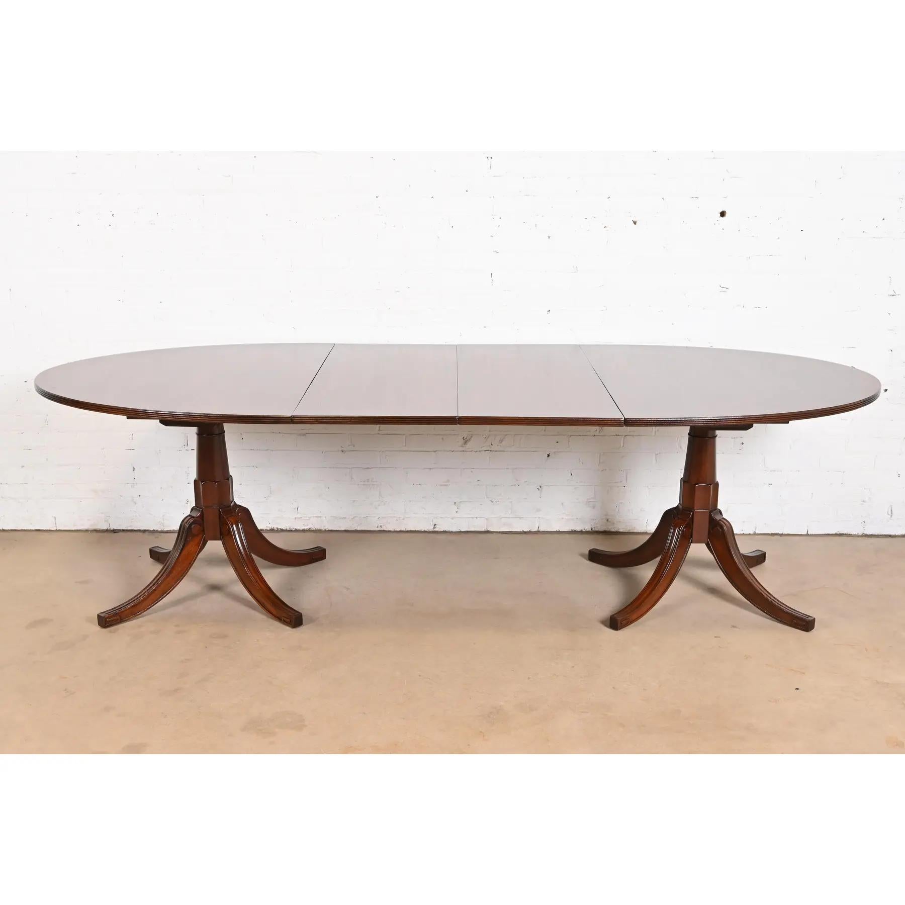 Georgien Table de salle à manger à rallonge géorgienne en acajou de style Baker Furniture, revernie en vente