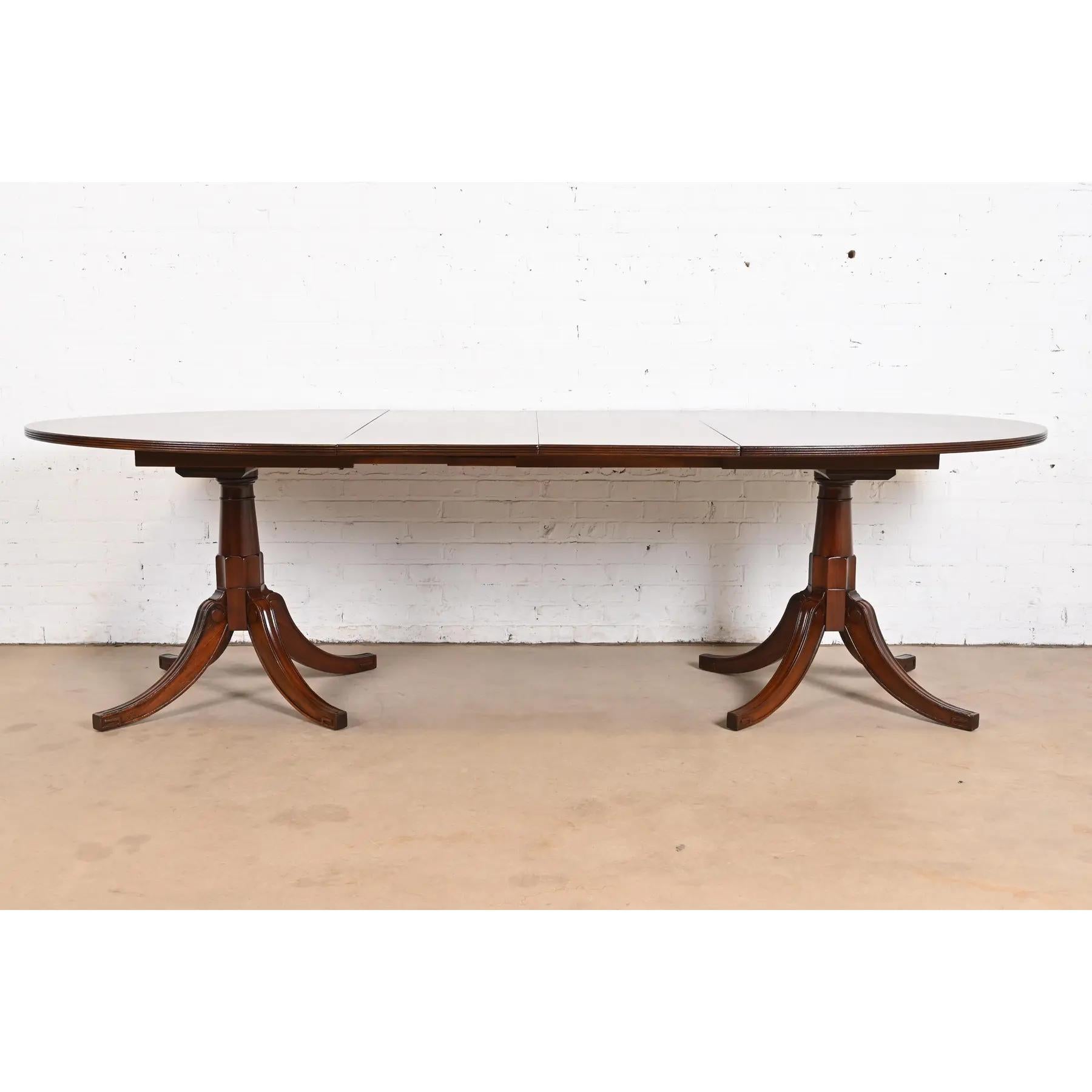 Américain Table de salle à manger à rallonge géorgienne en acajou de style Baker Furniture, revernie en vente